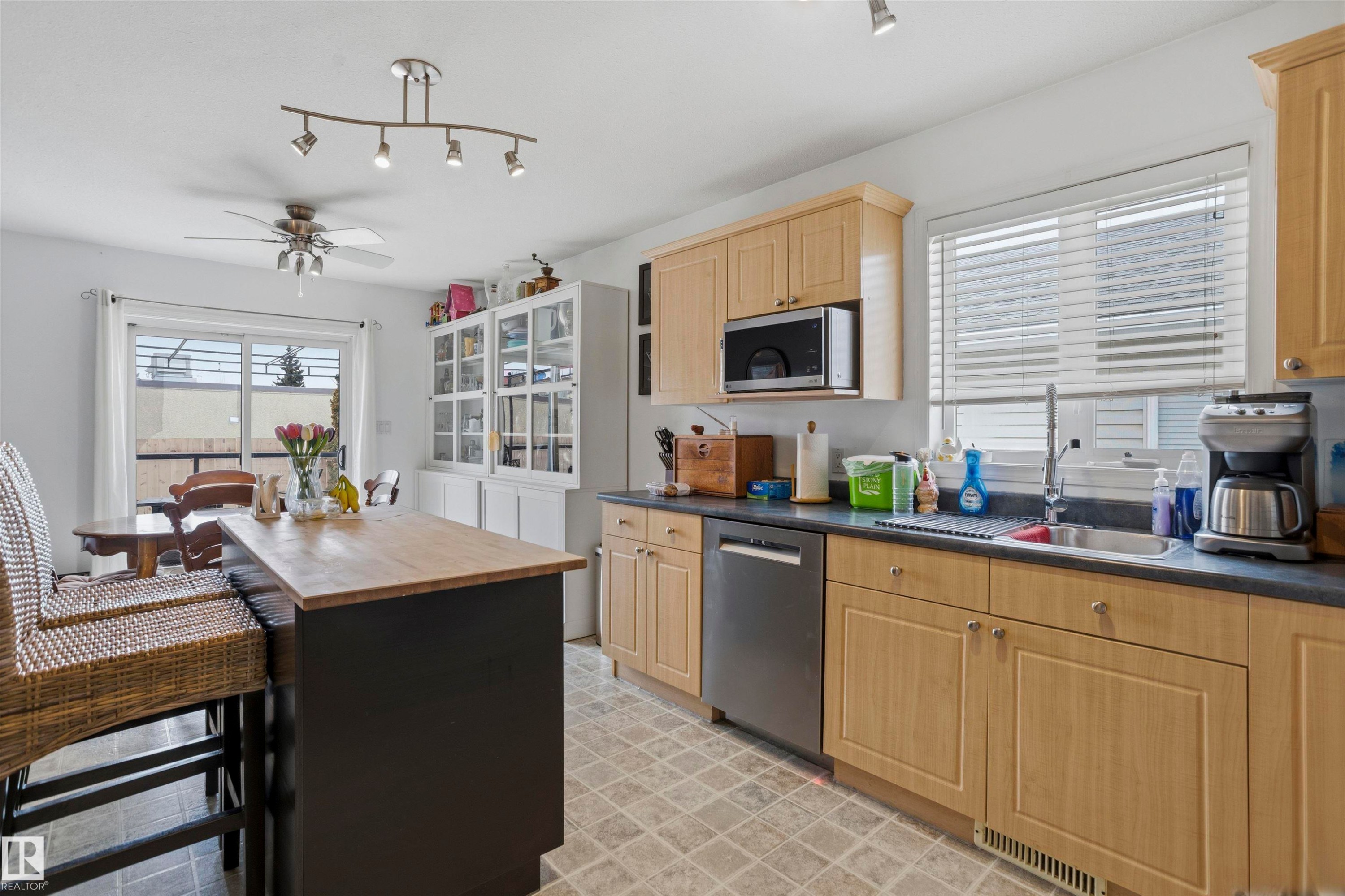 11 Egerland Place, Stony Plain, AB - Indoor Photo Showing Kitchen With Double Sink