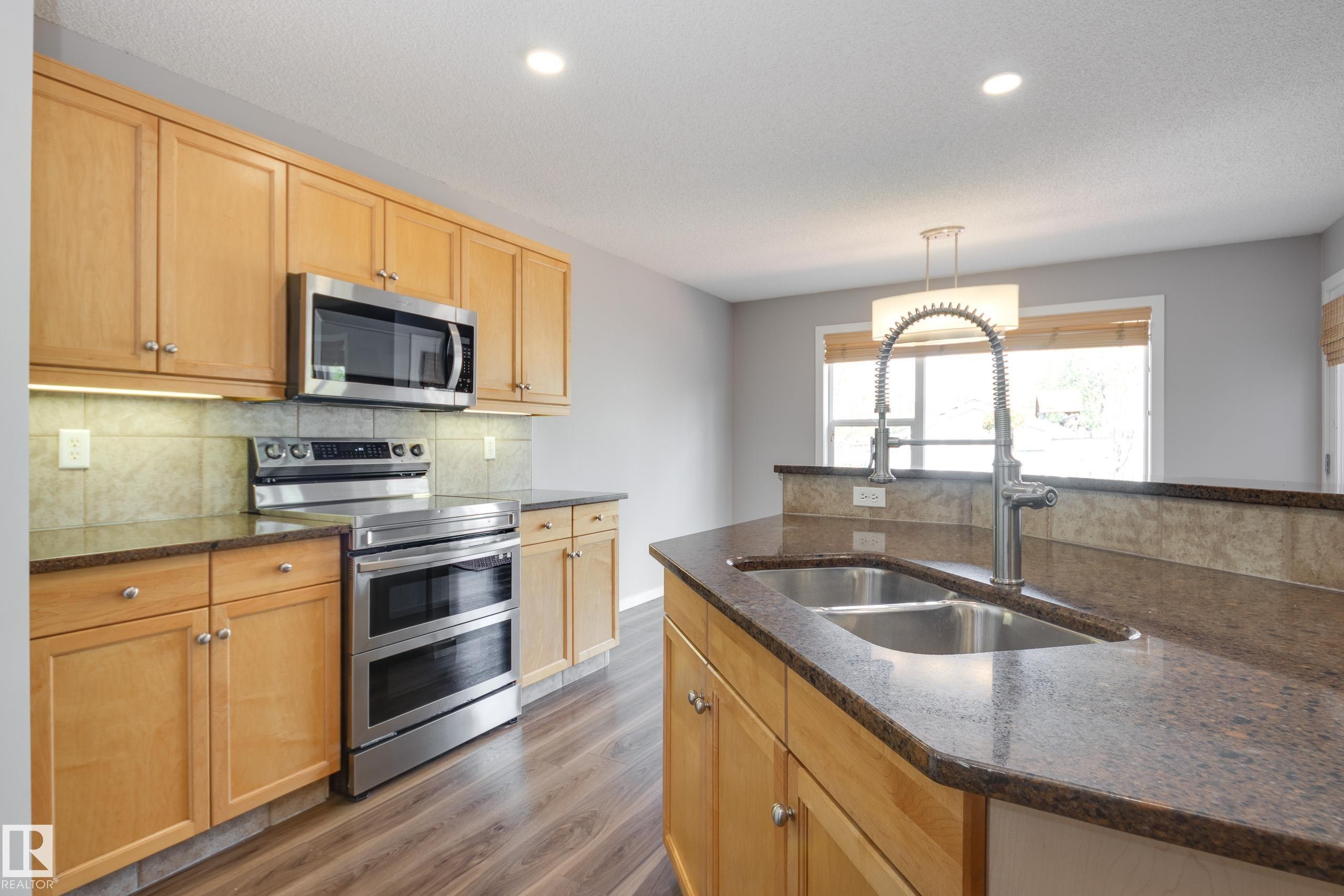 3005 Spence Wynd, Edmonton, AB - Indoor Photo Showing Kitchen With Double Sink