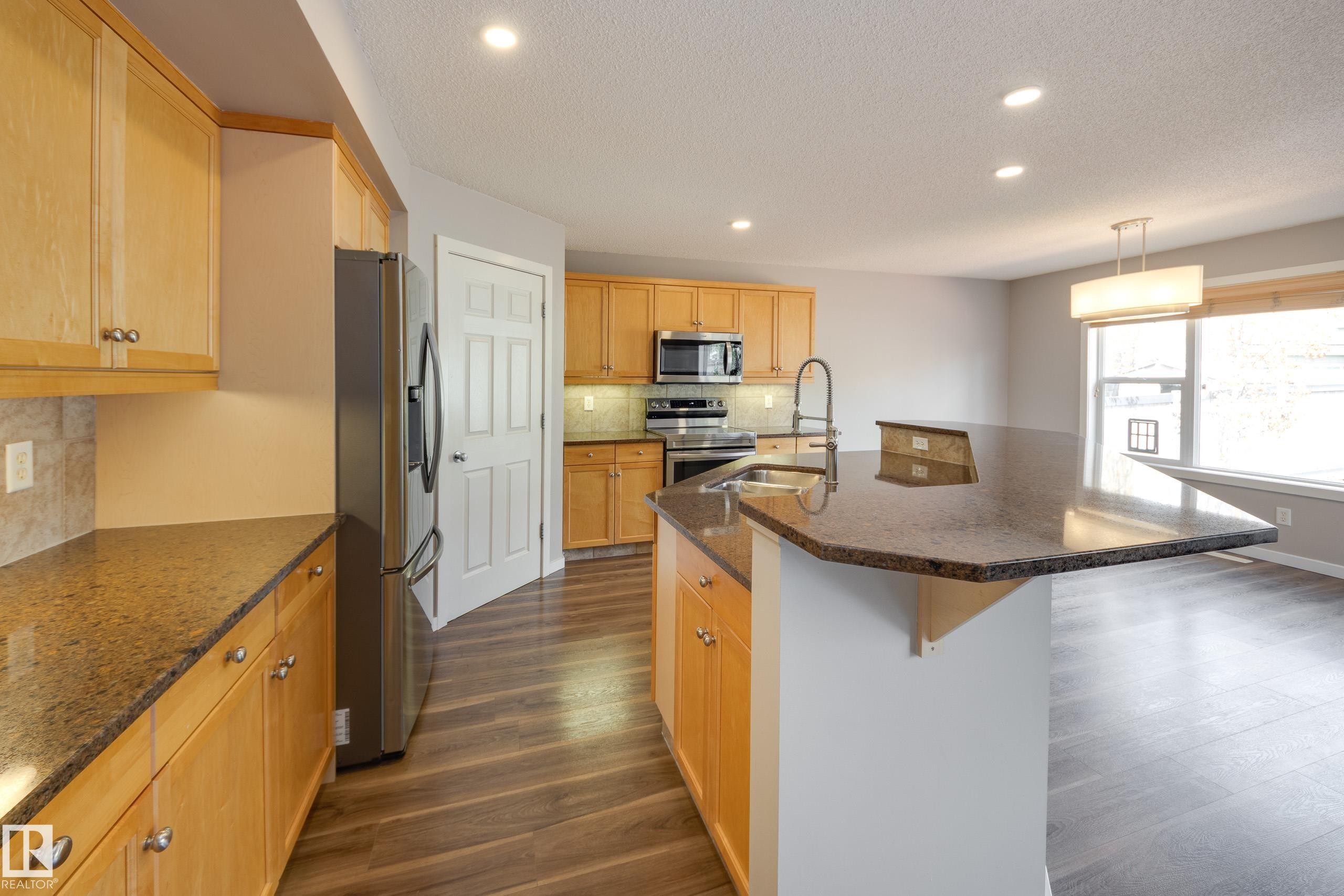 3005 Spence Wynd, Edmonton, AB - Indoor Photo Showing Kitchen