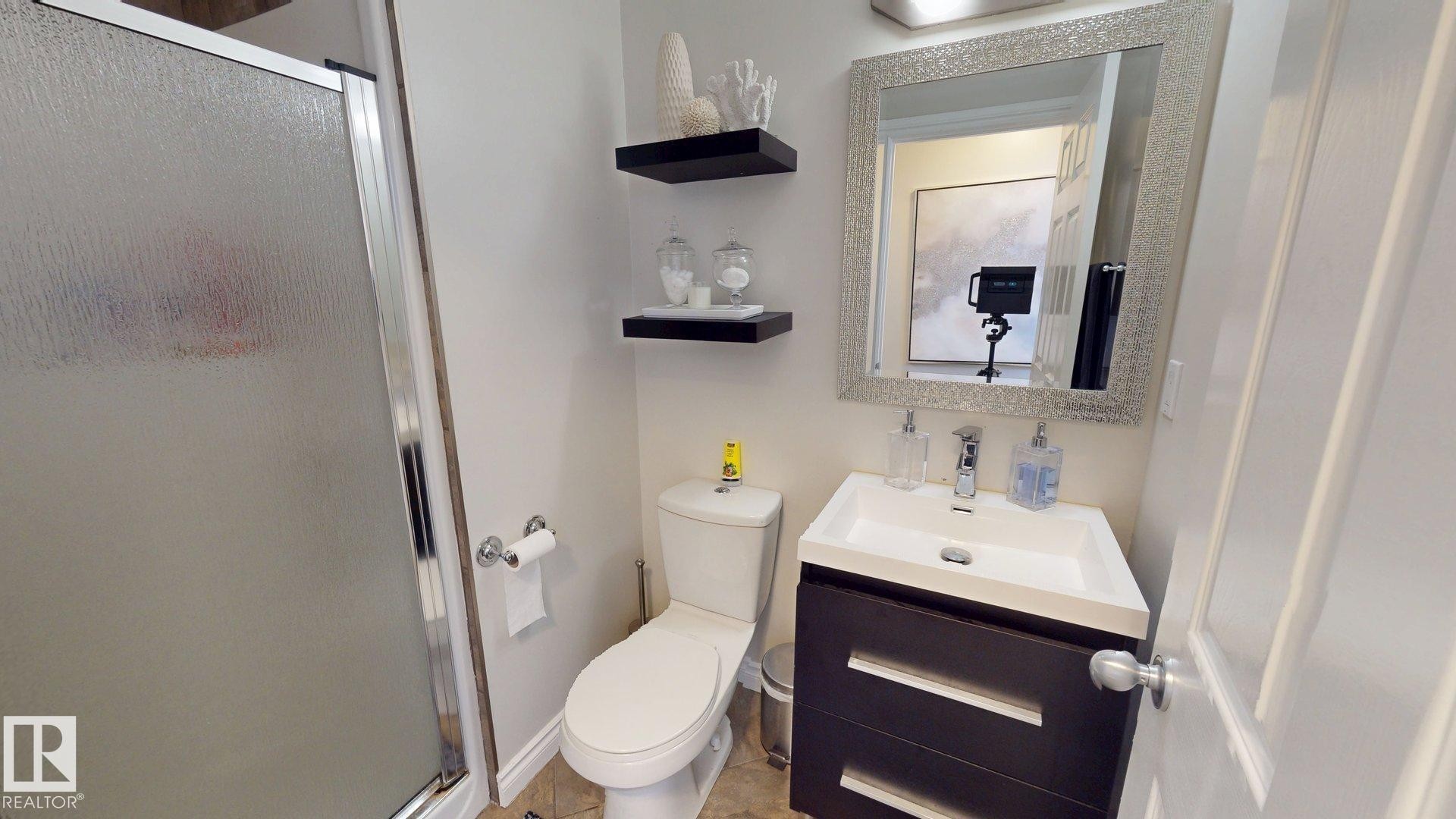 325 Cutts Court, Edmonton, AB - Indoor Photo Showing Bathroom