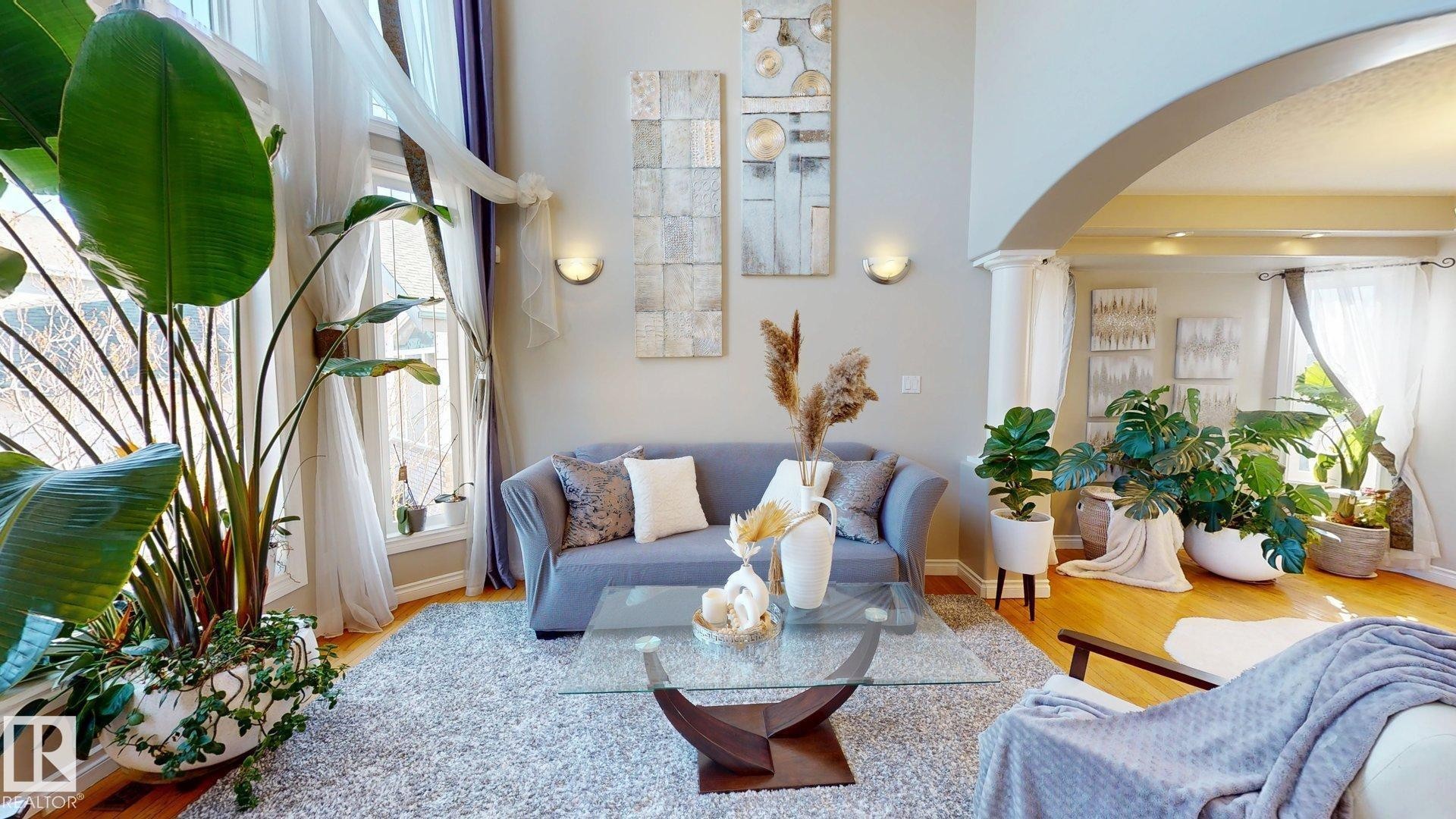 325 Cutts Court, Edmonton, AB - Indoor Photo Showing Living Room