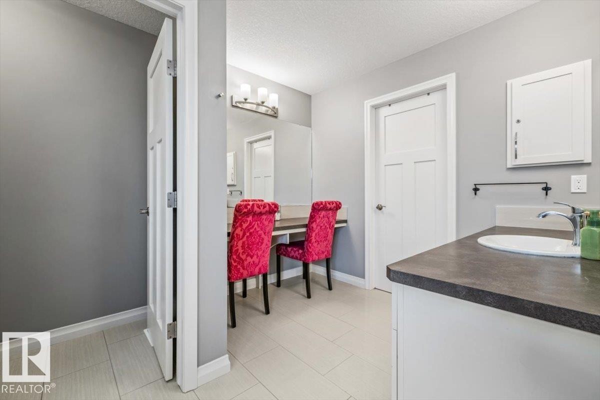 22933 94A Avenue, Edmonton, AB - Indoor Photo Showing Bathroom