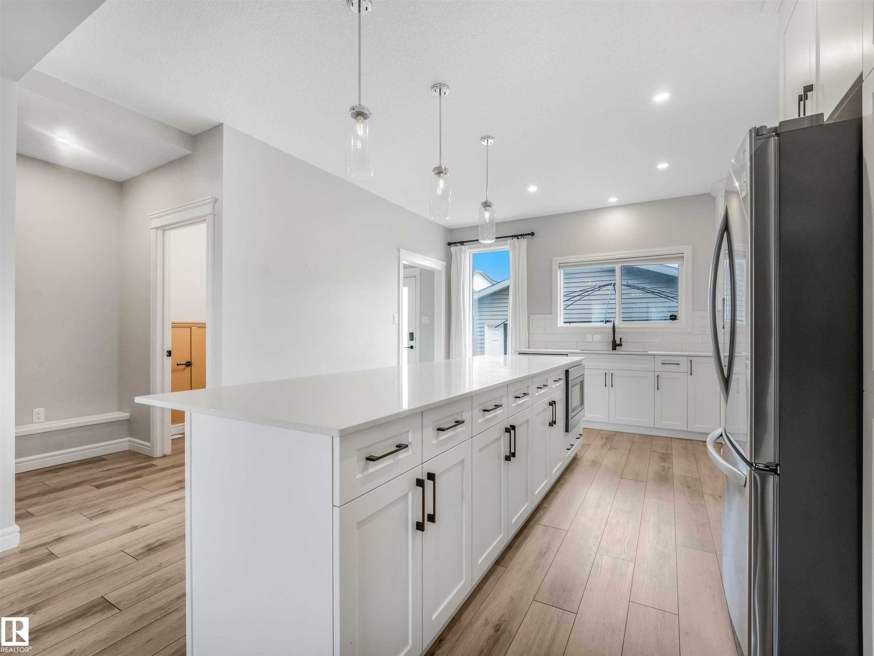 19310 26A Ave, Edmonton, AB - Indoor Photo Showing Kitchen With Upgraded Kitchen