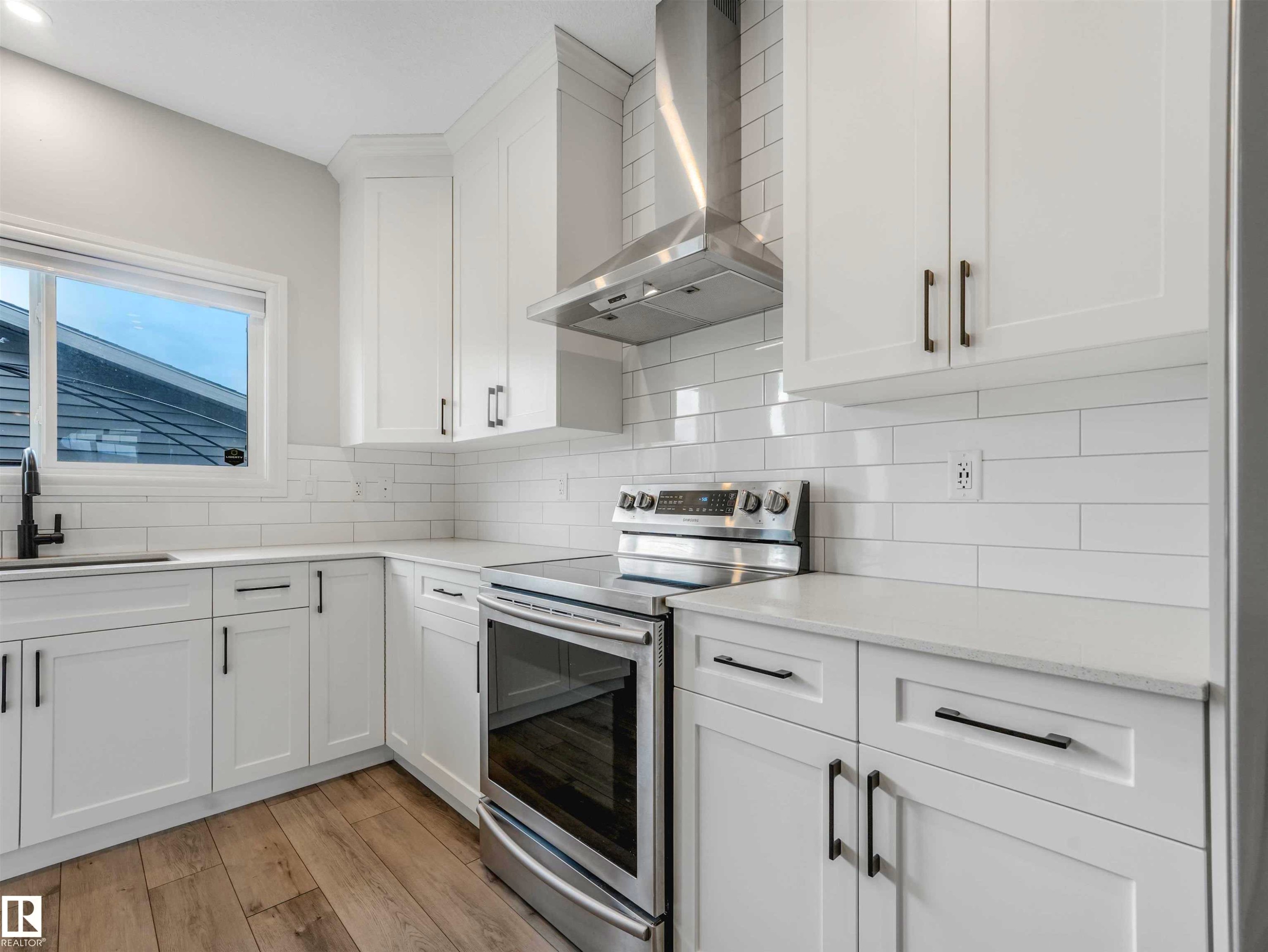 19310 26A Ave, Edmonton, AB - Indoor Photo Showing Kitchen With Upgraded Kitchen