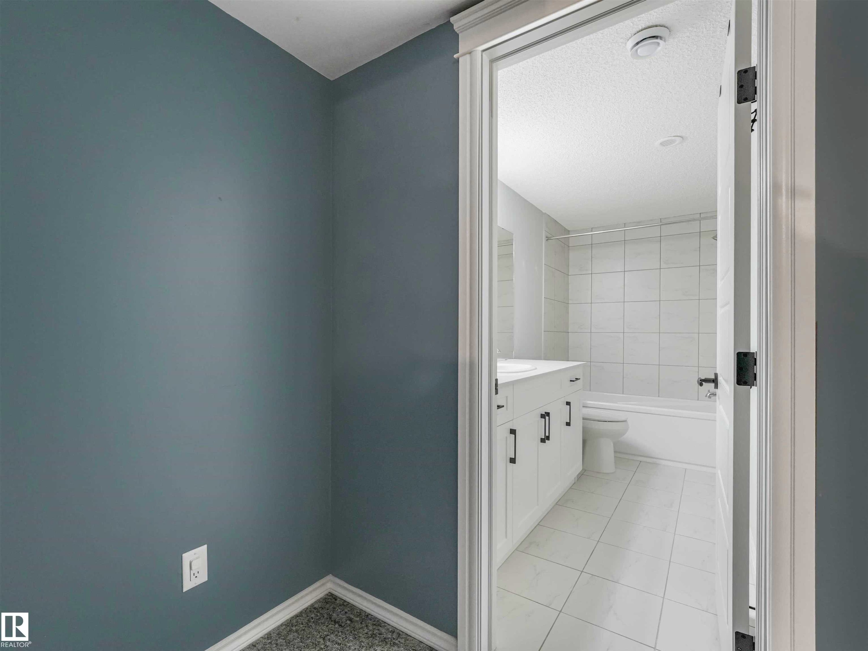 19310 26A Ave, Edmonton, AB - Indoor Photo Showing Bathroom