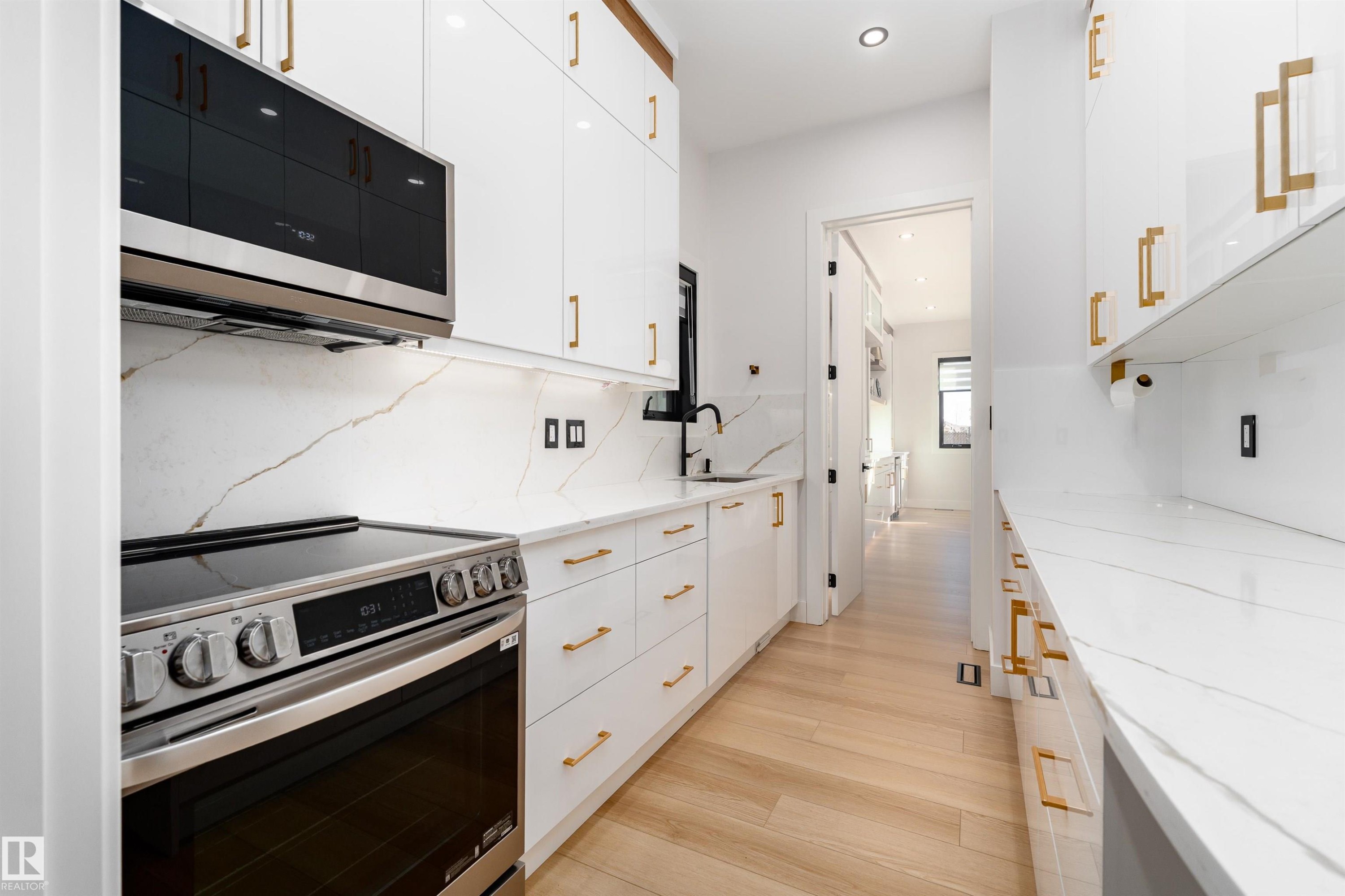 16511 8 Street, Edmonton, AB - Indoor Photo Showing Kitchen With Upgraded Kitchen