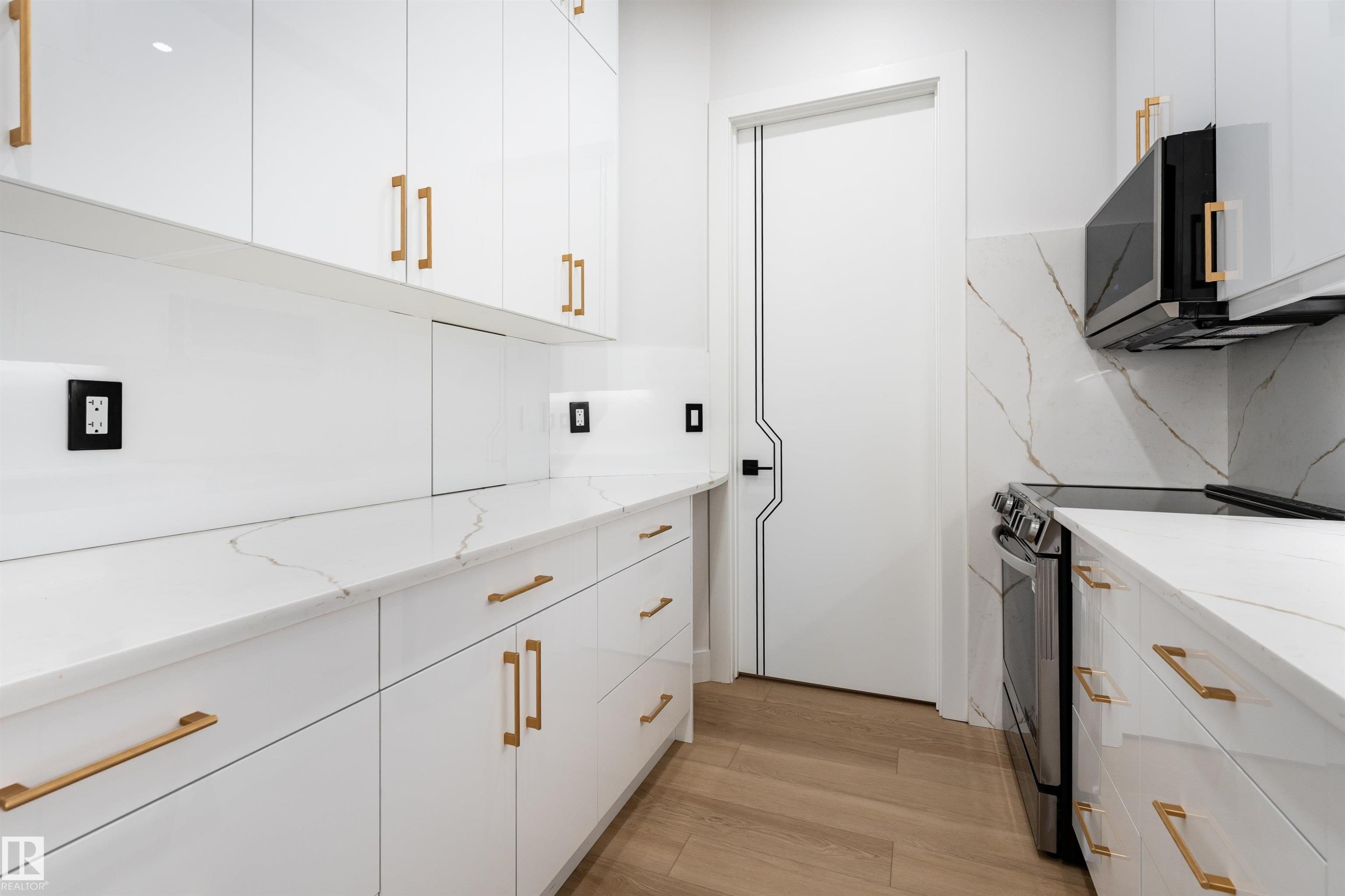 16511 8 Street, Edmonton, AB - Indoor Photo Showing Kitchen