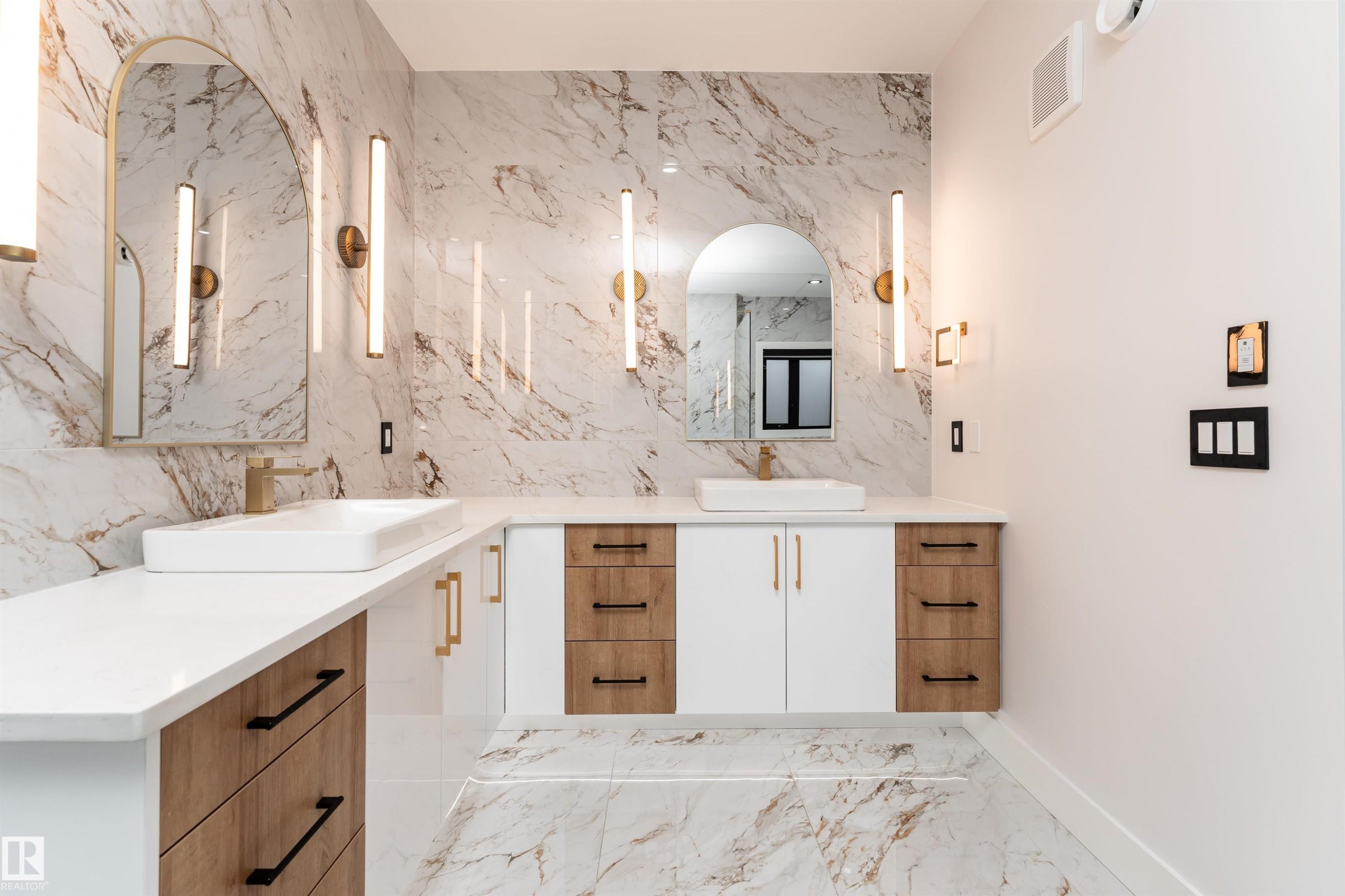 16511 8 Street, Edmonton, AB - Indoor Photo Showing Bathroom