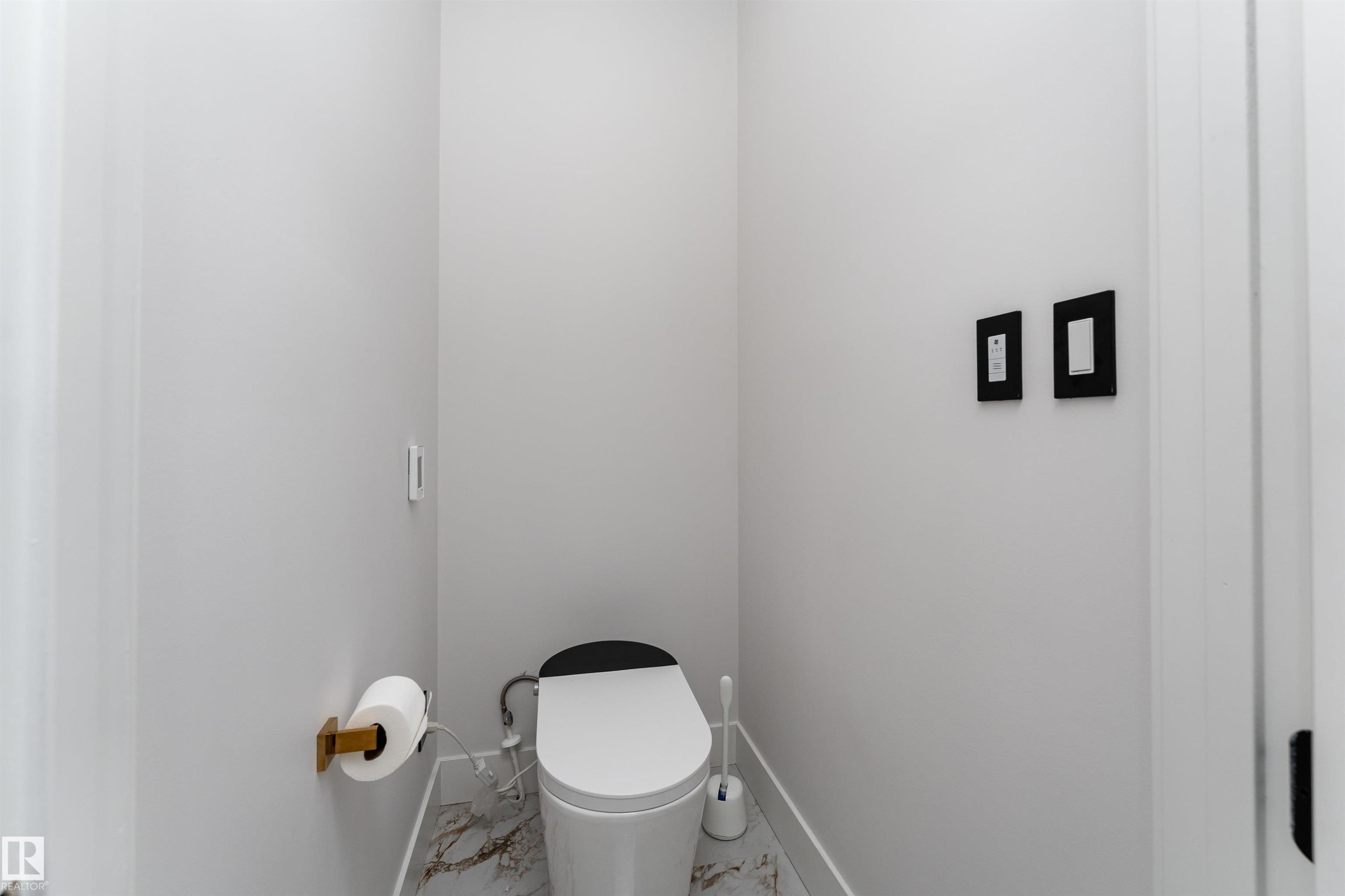 16511 8 Street, Edmonton, AB - Indoor Photo Showing Bathroom