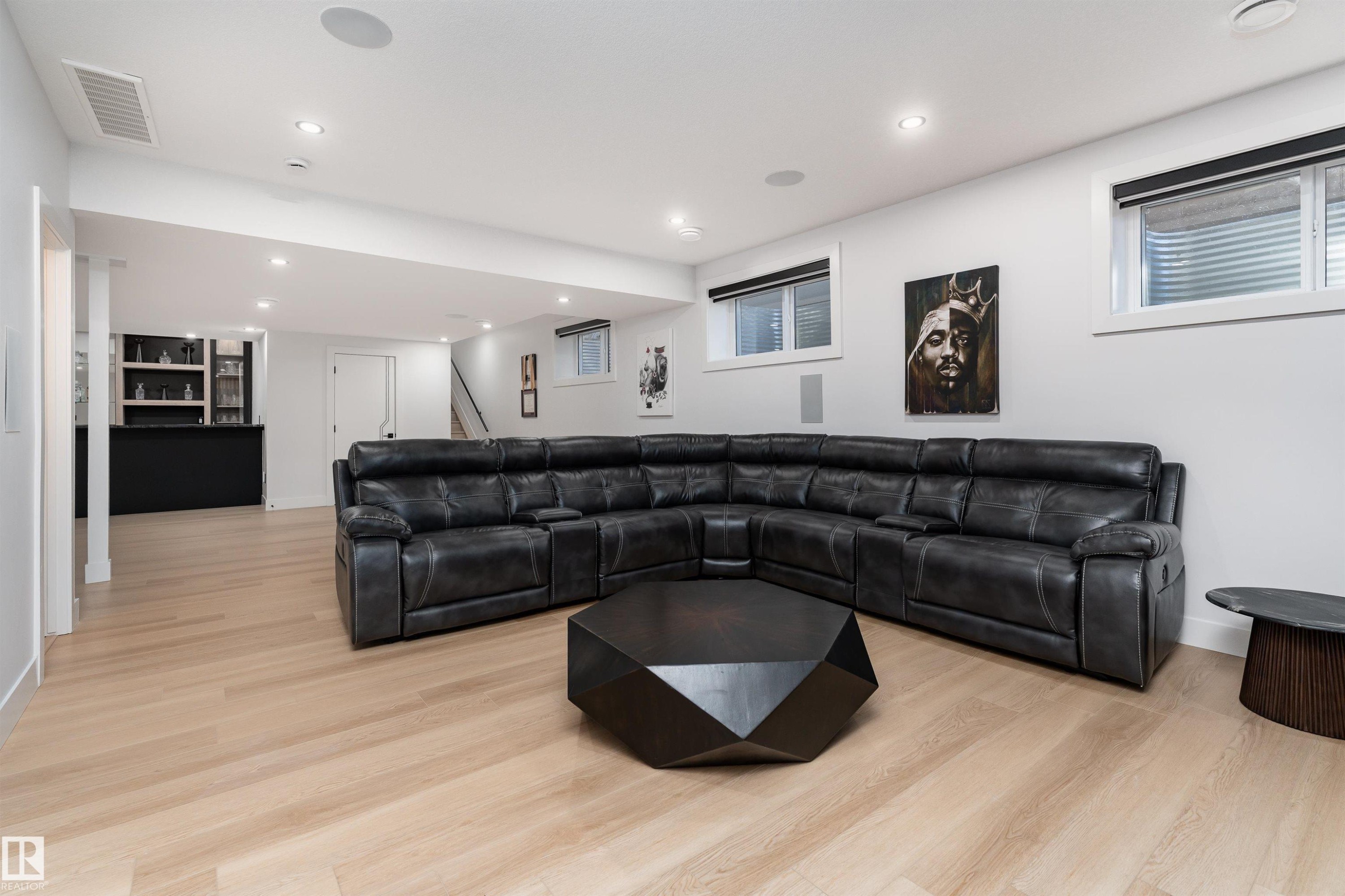 16511 8 Street, Edmonton, AB - Indoor Photo Showing Living Room