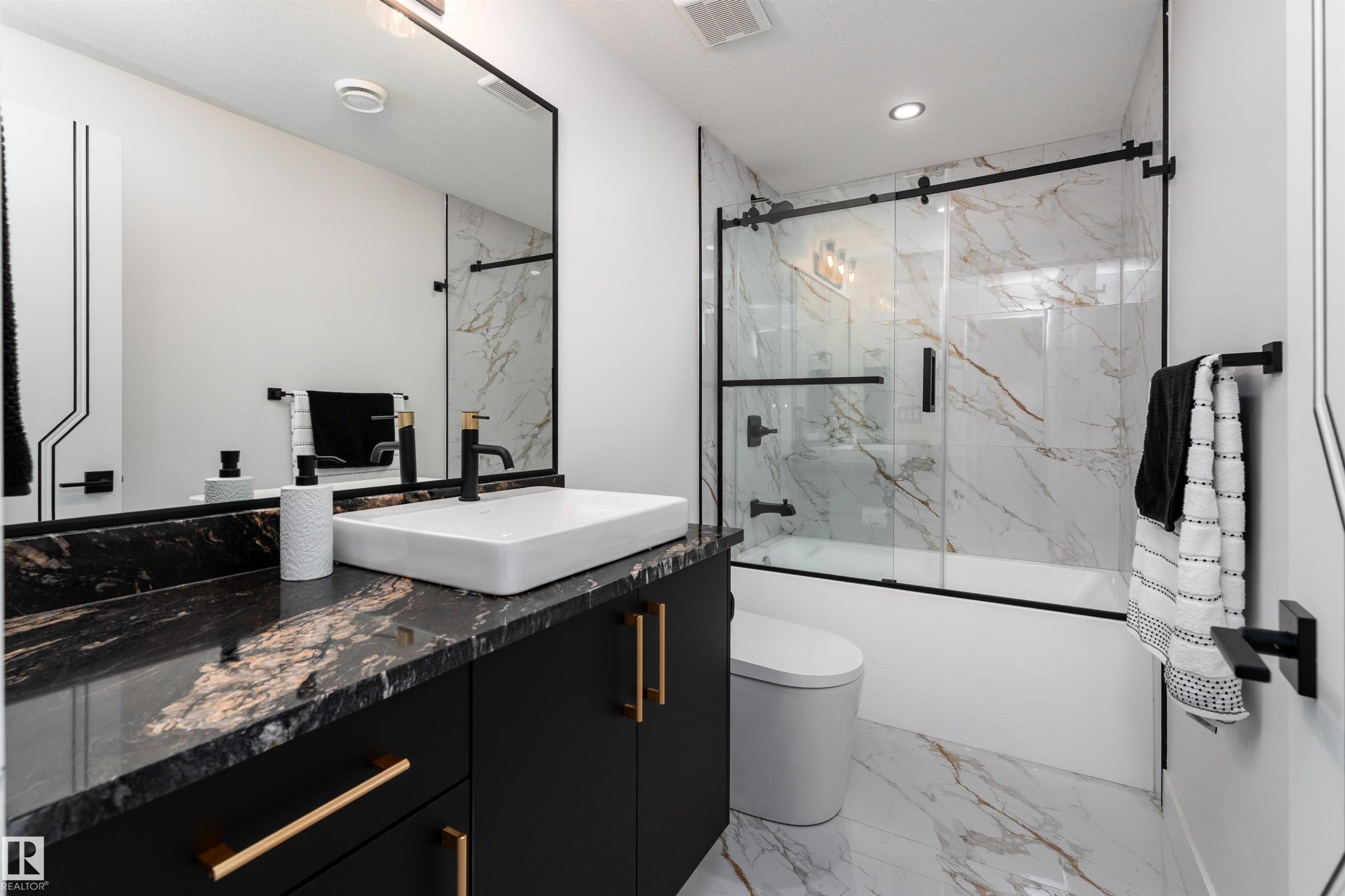 16511 8 Street, Edmonton, AB - Indoor Photo Showing Bathroom