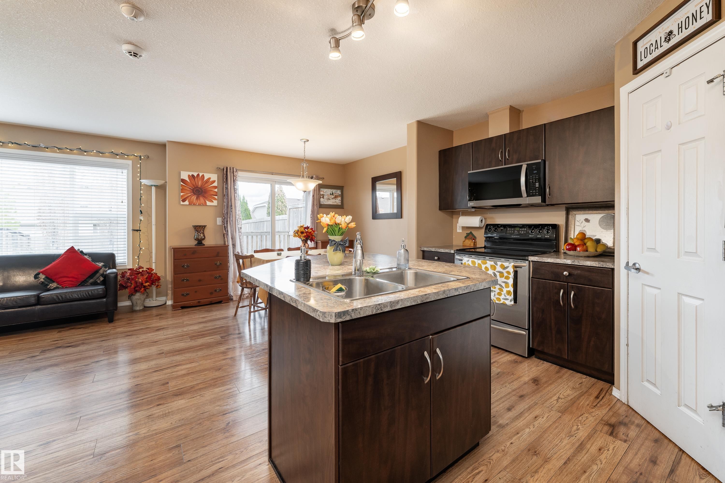 105 Galloway Wynd, Fort Saskatchewan, AB - Indoor Photo Showing Kitchen With Double Sink