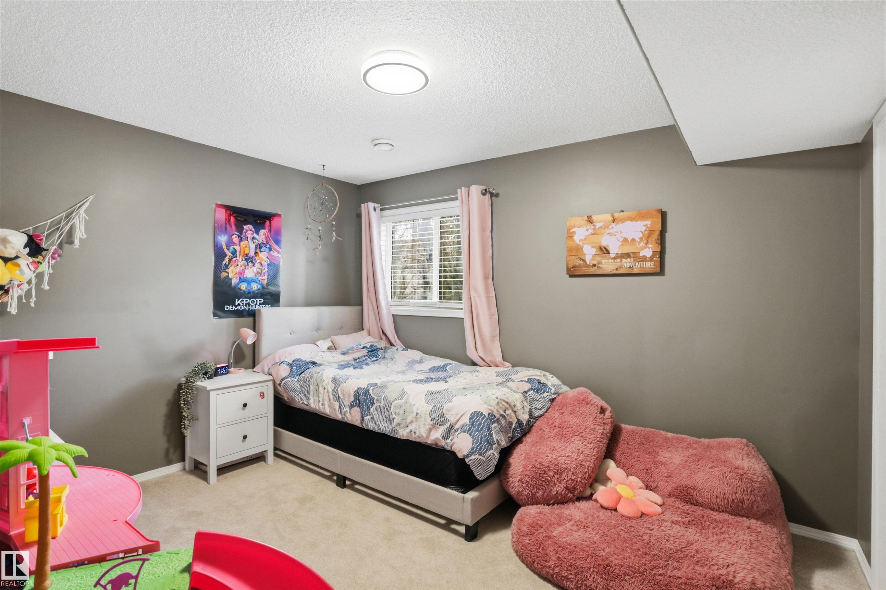 Carpeted room featuring a single window with blinds, a built-in recessed ceiling light, and a textured ceiling - 396 Kananaskis Way, Devon, AB - Indoor Photo Showing Bedroom