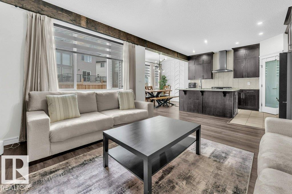 2107 14 Avenue, Edmonton, AB - Indoor Photo Showing Living Room