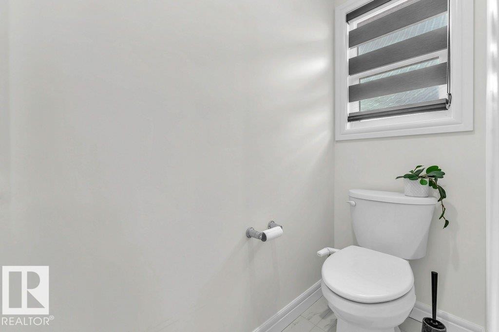 2107 14 Avenue, Edmonton, AB - Indoor Photo Showing Bathroom