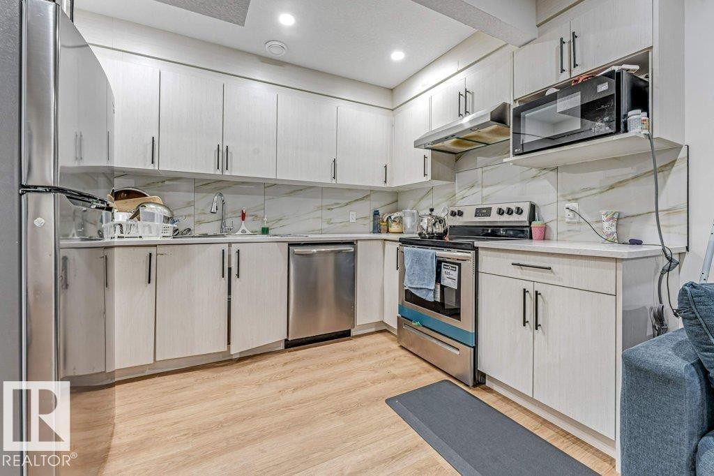 2107 14 Avenue, Edmonton, AB - Indoor Photo Showing Kitchen With Upgraded Kitchen
