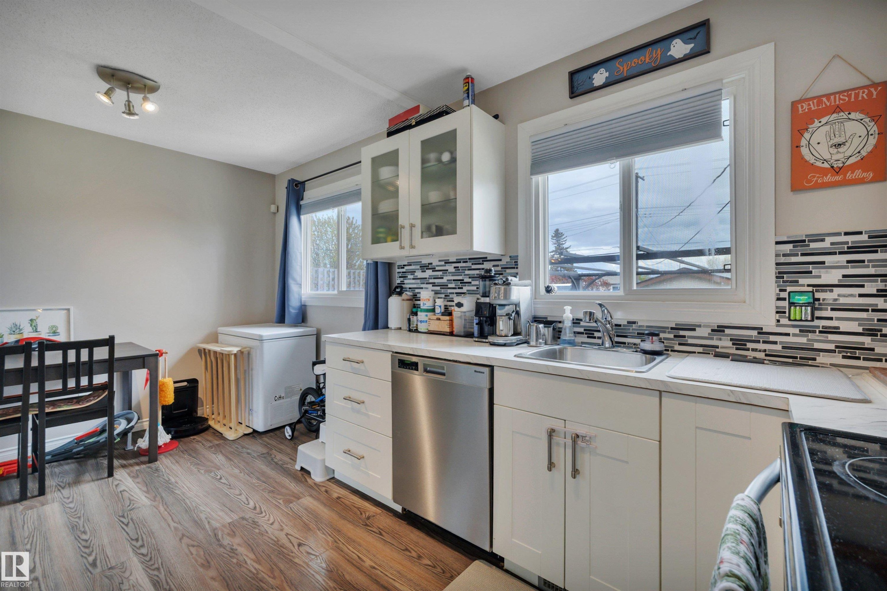 13432 58 Street, Edmonton, AB - Indoor Photo Showing Kitchen