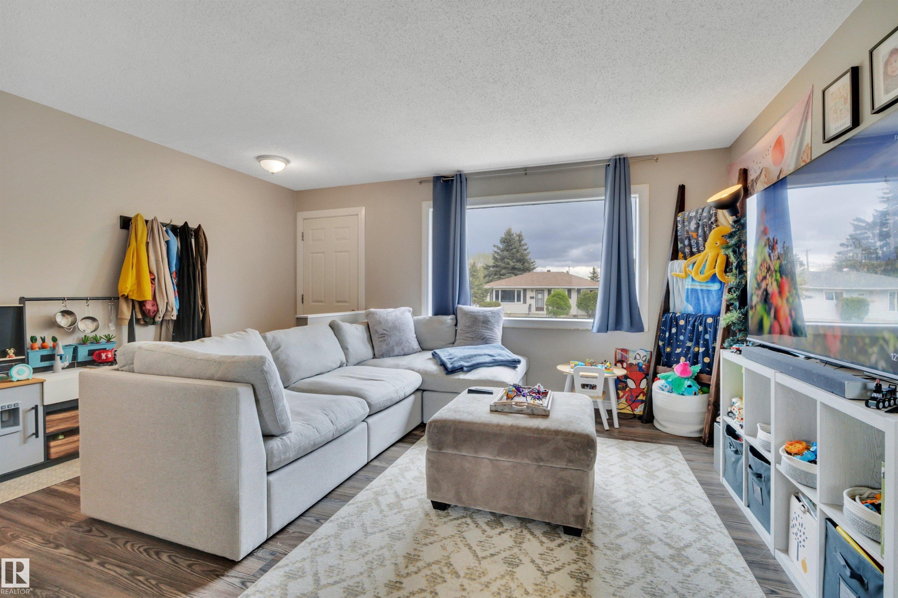 13432 58 Street, Edmonton, AB - Indoor Photo Showing Living Room