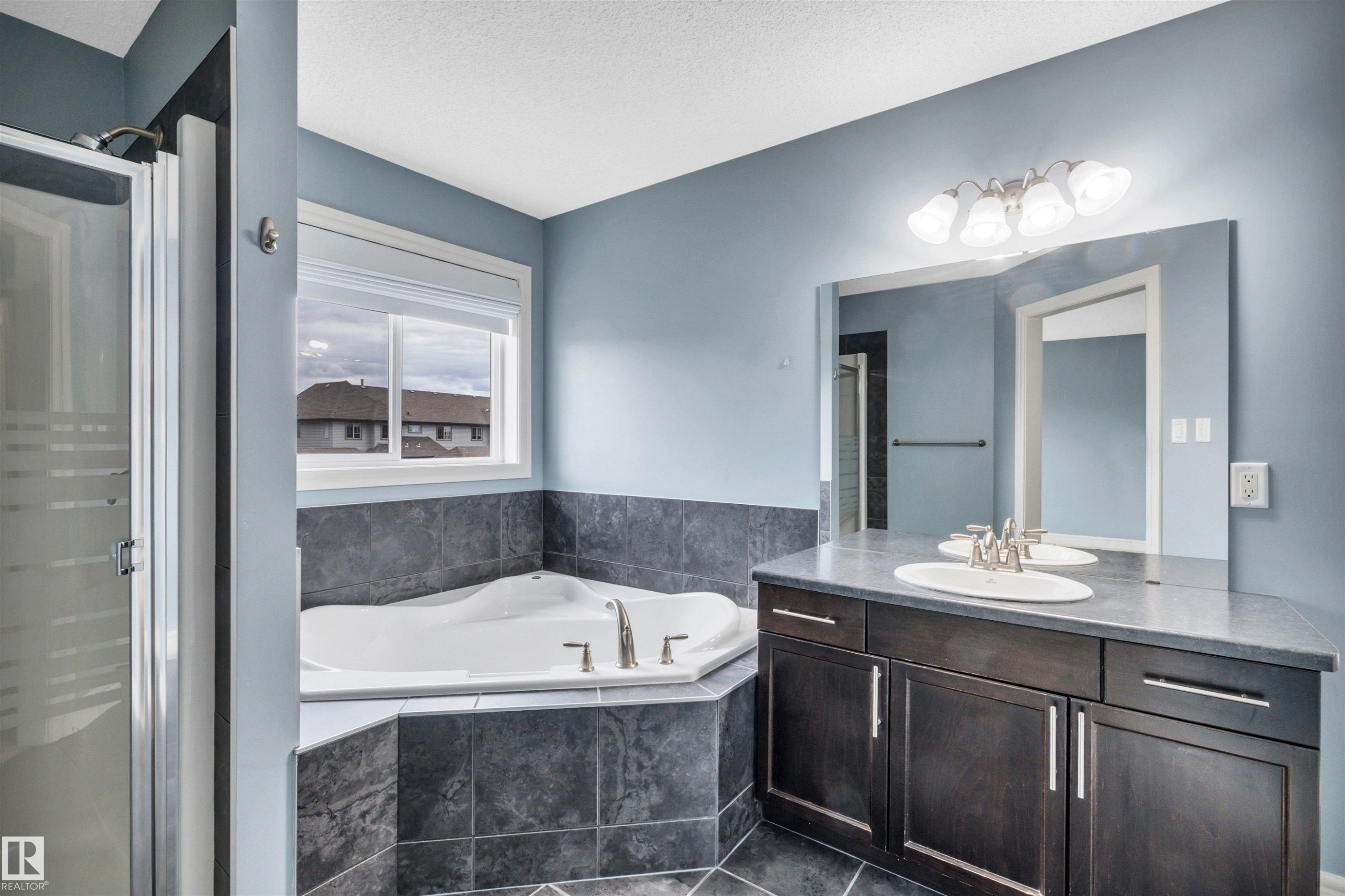 2429 Austin Crescent, Edmonton, AB - Indoor Photo Showing Bathroom