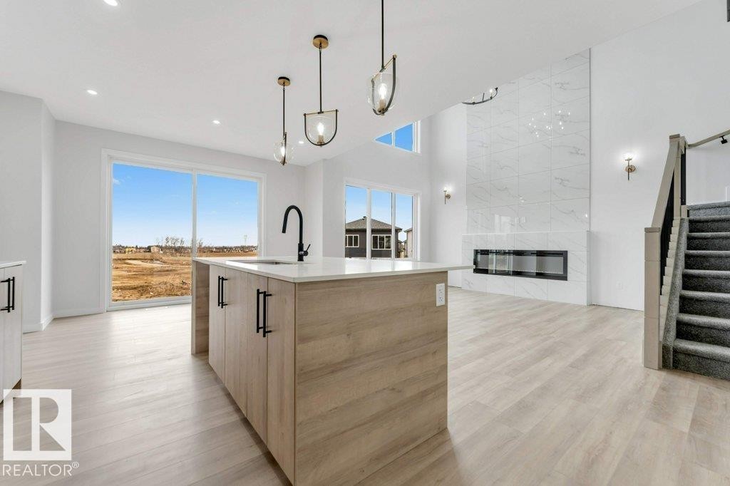 1847 Crossbill Loop Nw, Edmonton, AB - Indoor Photo Showing Kitchen