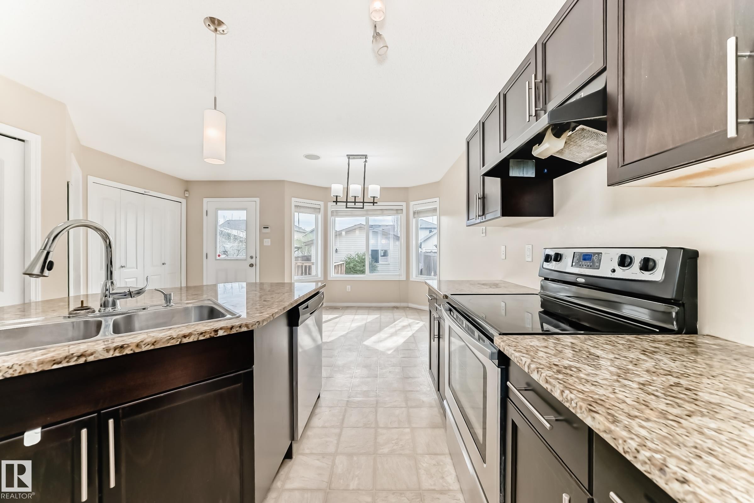 7706 Schmid Crescent, Edmonton, AB - Indoor Photo Showing Kitchen With Double Sink With Upgraded Kitchen