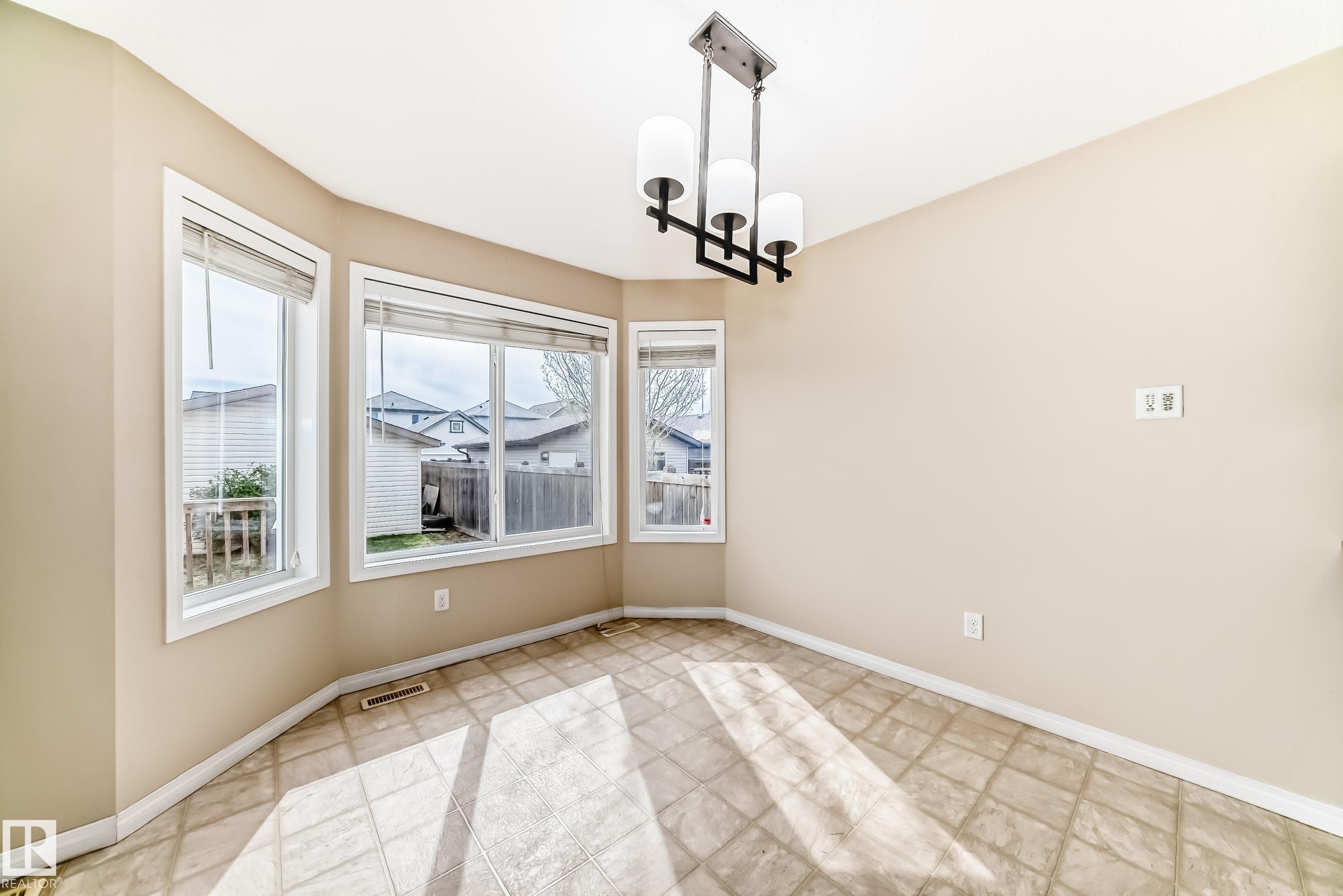 7706 Schmid Crescent, Edmonton, AB - Indoor Photo Showing Other Room