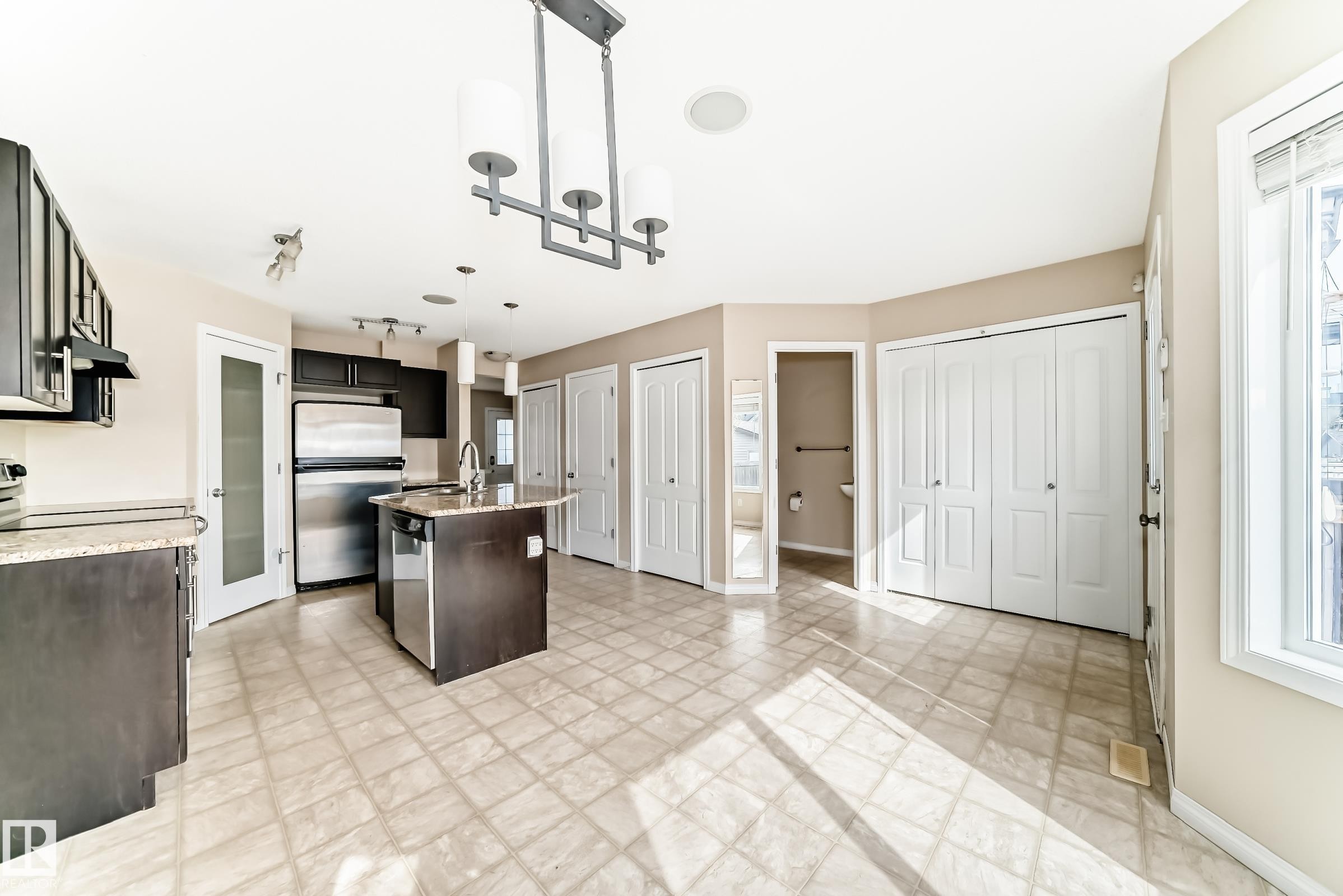 7706 Schmid Crescent, Edmonton, AB - Indoor Photo Showing Kitchen