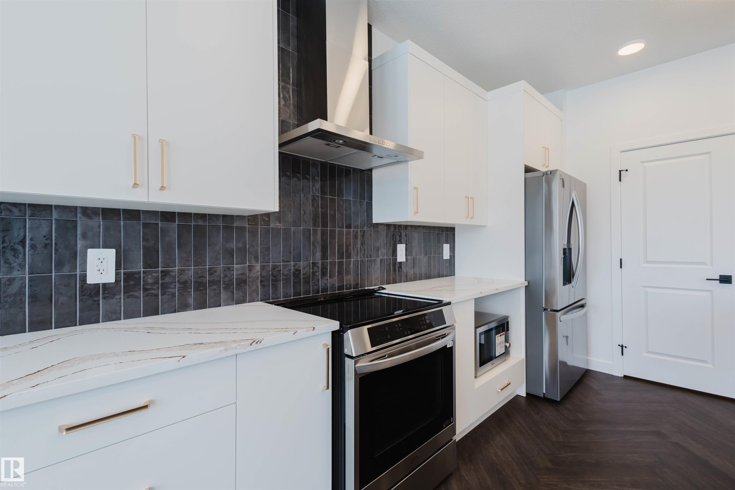 8243 Kiriak Loop Sw, Edmonton, AB - Indoor Photo Showing Kitchen With Stainless Steel Kitchen