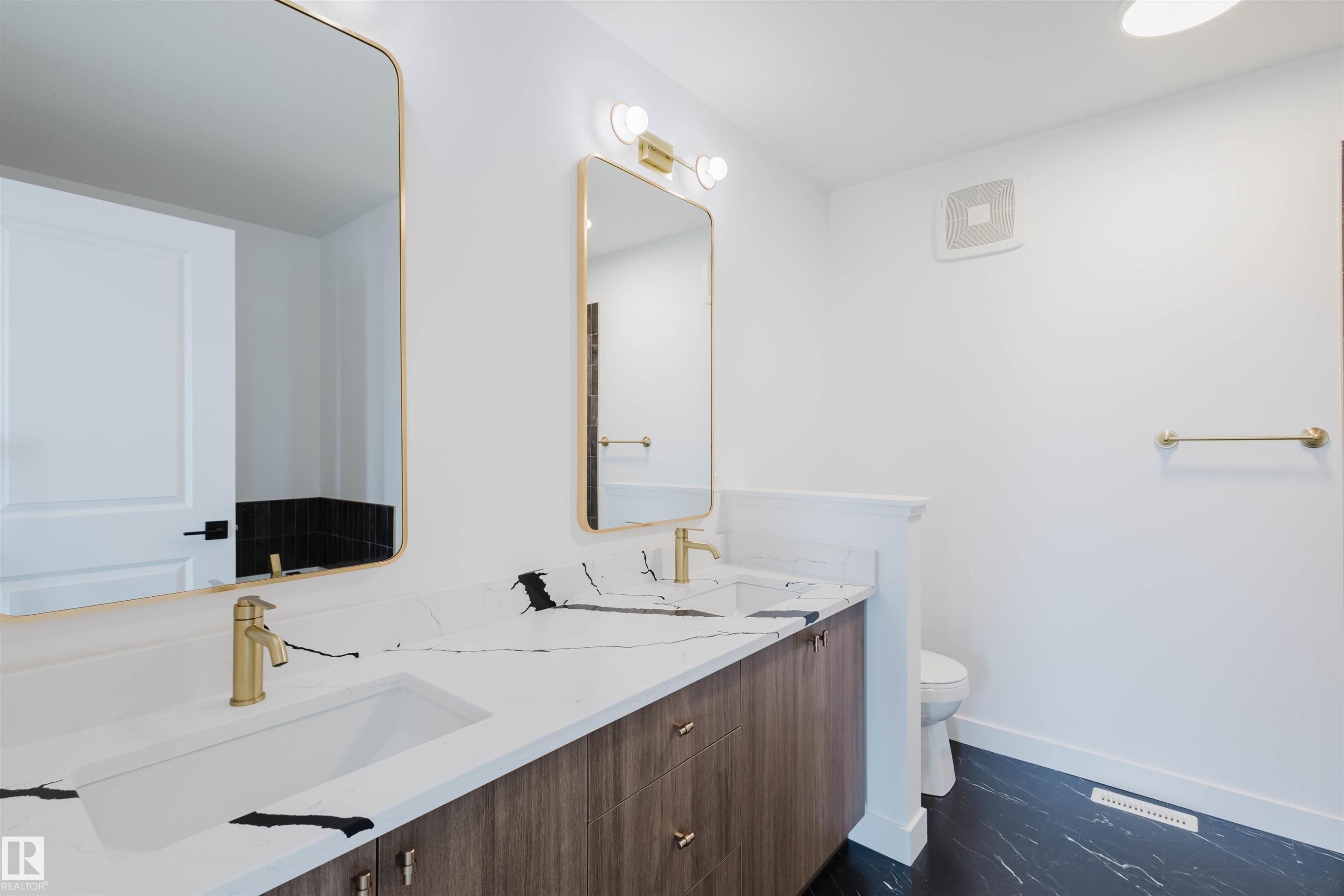 8243 Kiriak Loop Sw, Edmonton, AB - Indoor Photo Showing Bathroom