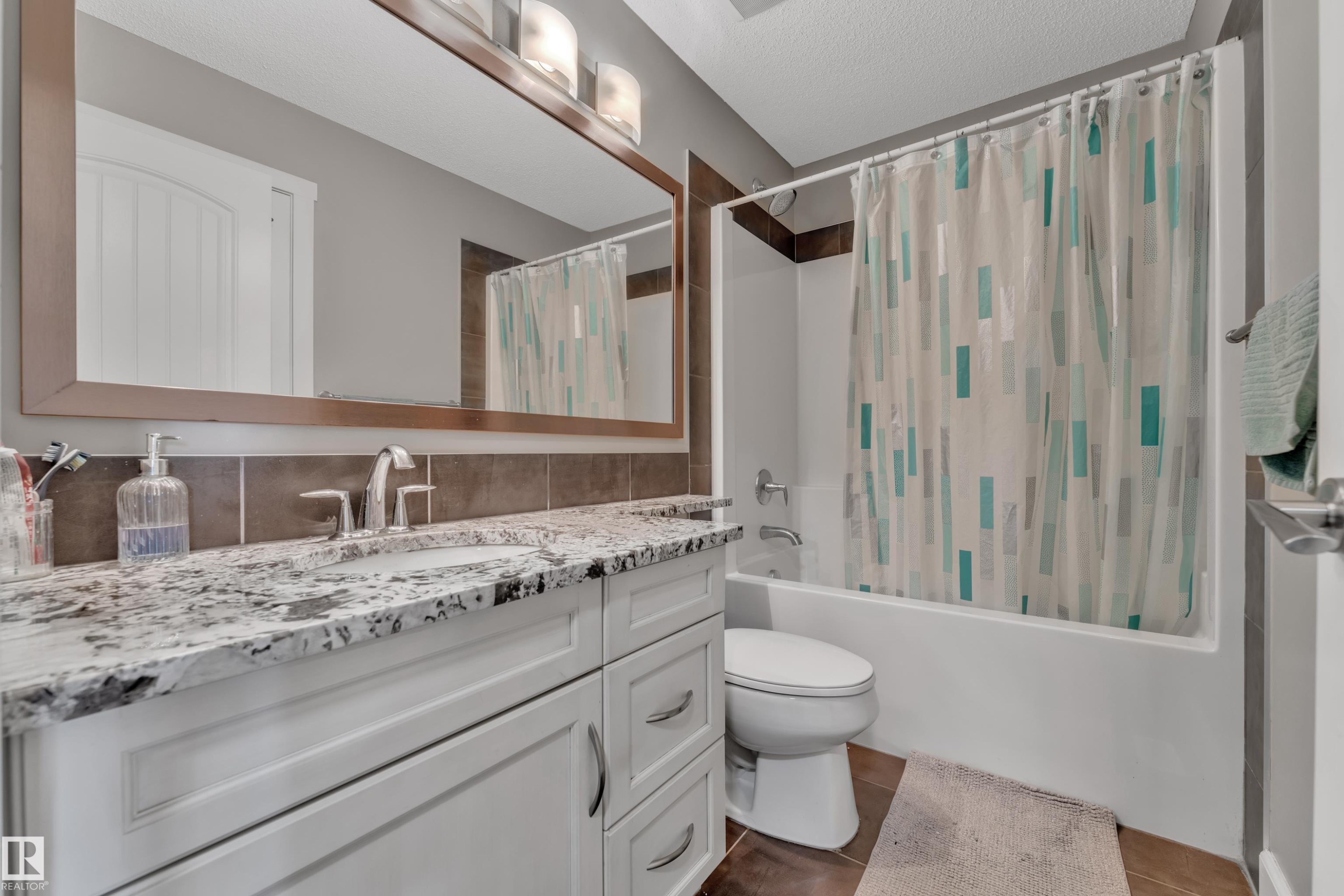 3203 Winspear Crescent, Edmonton, AB - Indoor Photo Showing Bathroom