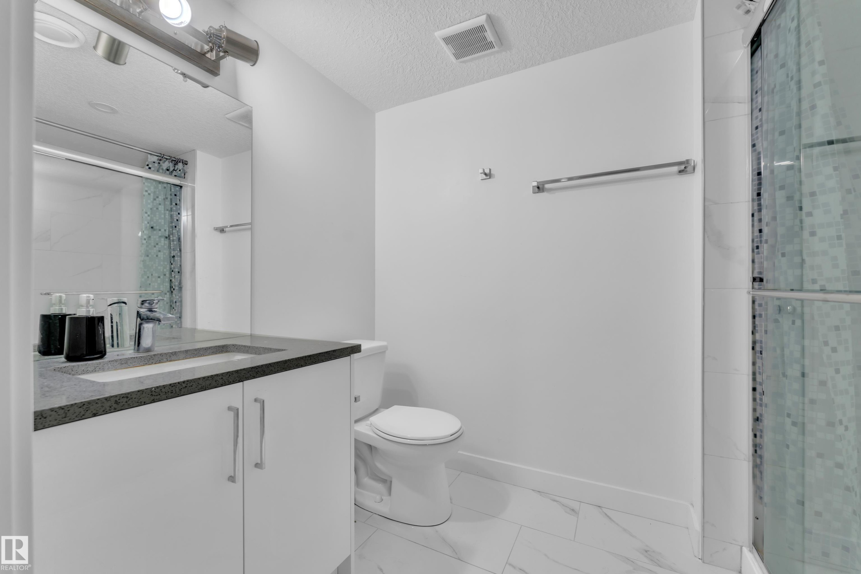 3203 Winspear Crescent, Edmonton, AB - Indoor Photo Showing Bathroom