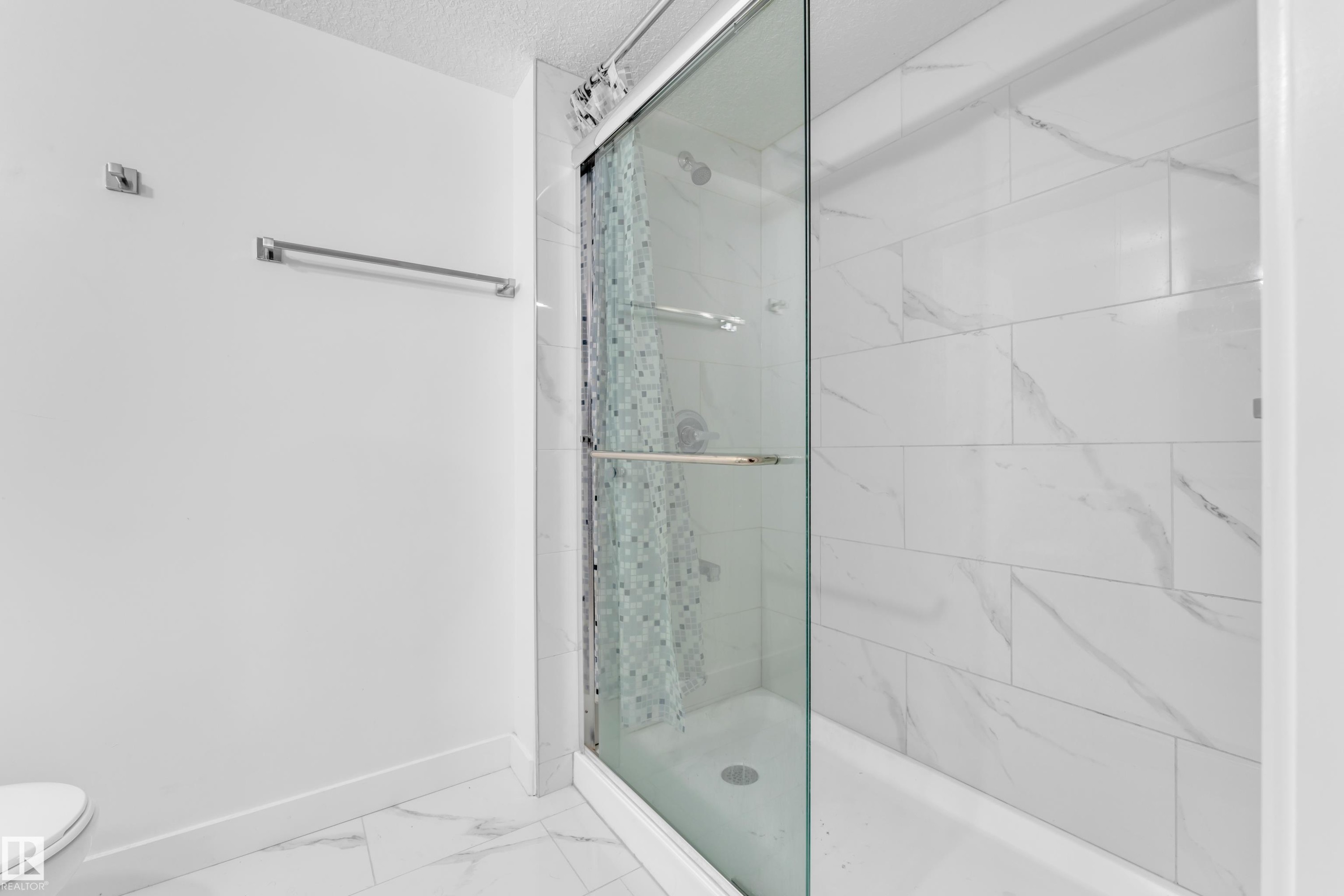 3203 Winspear Crescent, Edmonton, AB - Indoor Photo Showing Bathroom
