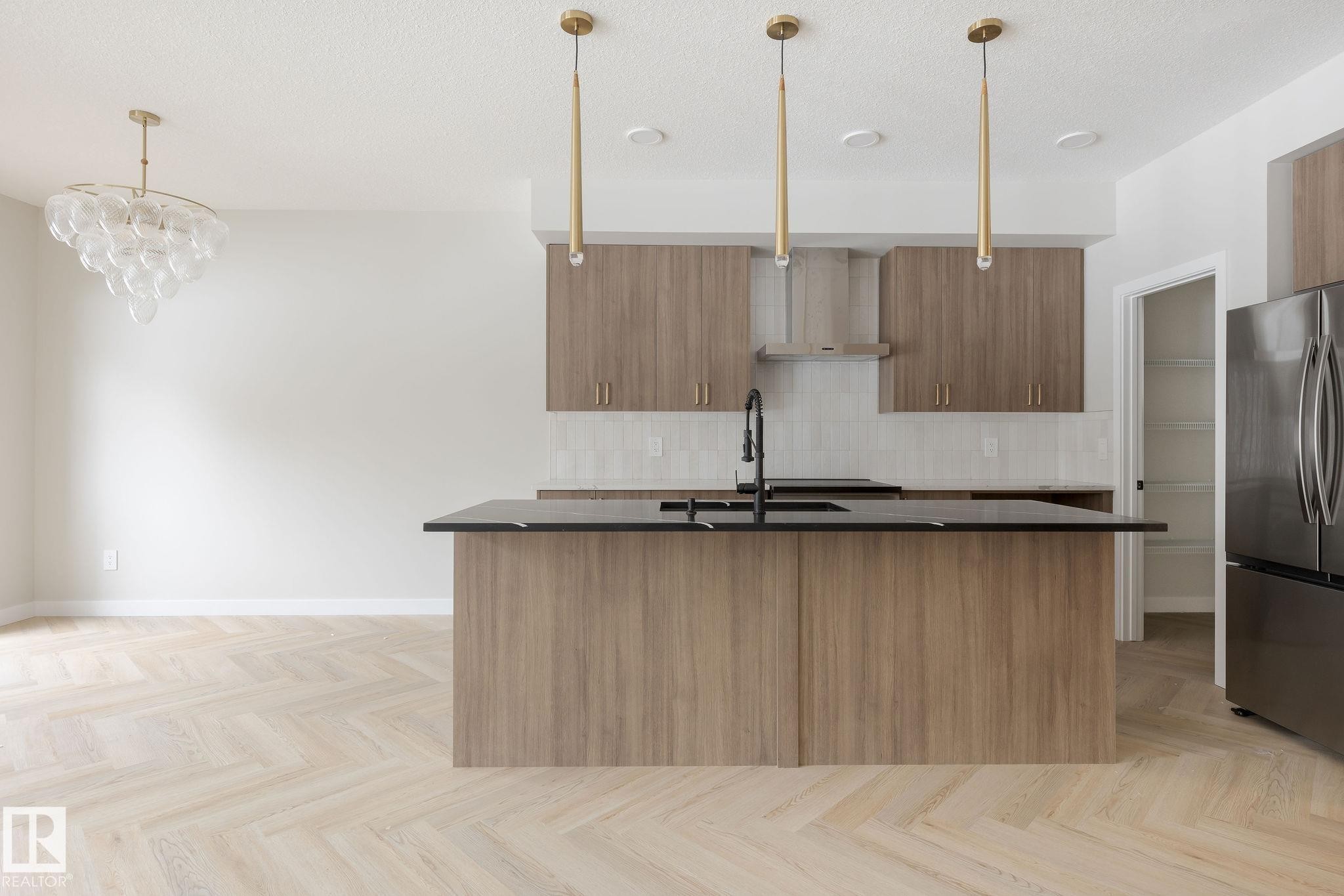 2210 Crossbill Link Nw, Edmonton, AB - Indoor Photo Showing Kitchen With Upgraded Kitchen