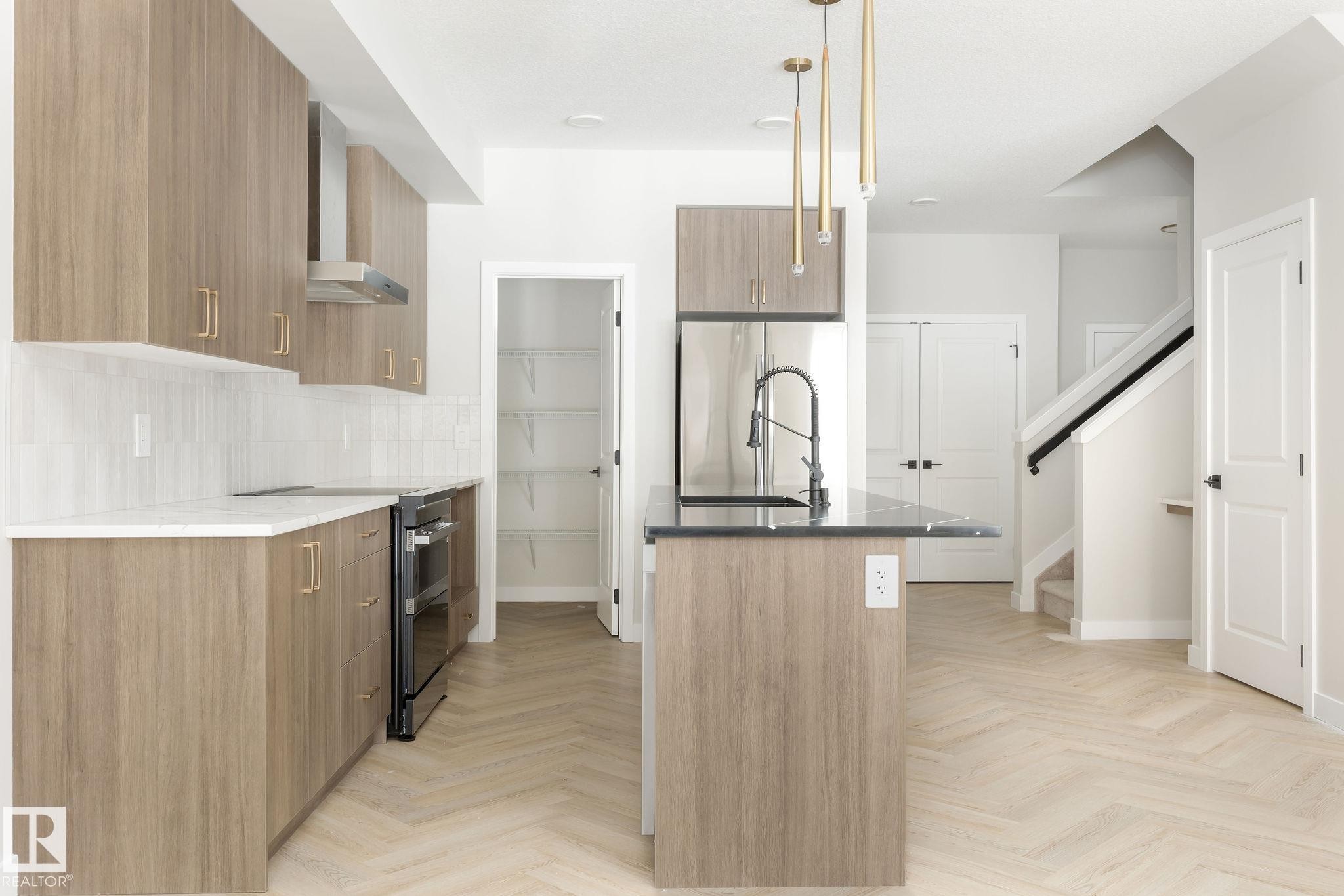 2210 Crossbill Link Nw, Edmonton, AB - Indoor Photo Showing Kitchen With Upgraded Kitchen