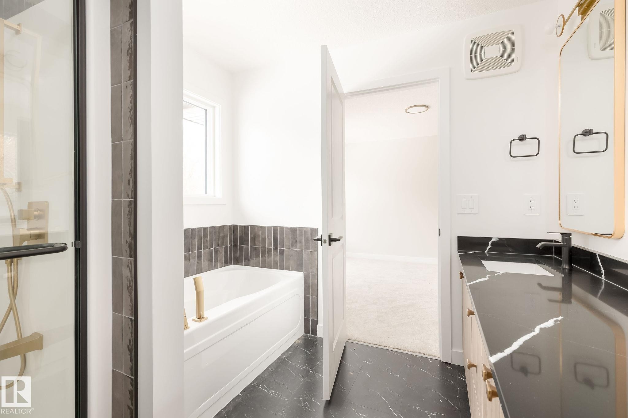2210 Crossbill Link Nw, Edmonton, AB - Indoor Photo Showing Bathroom