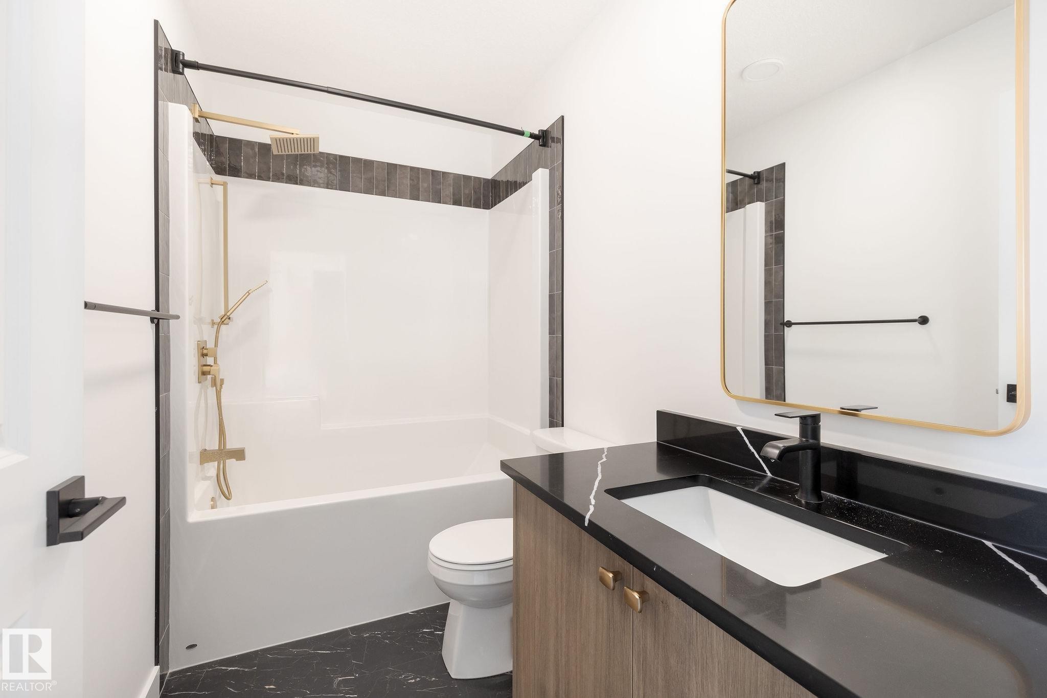 2210 Crossbill Link Nw, Edmonton, AB - Indoor Photo Showing Bathroom