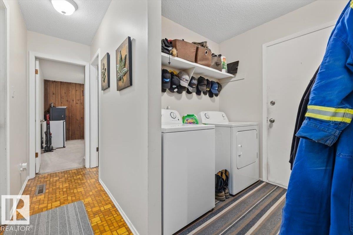 4411 209 Street Nw, Edmonton, AB - Indoor