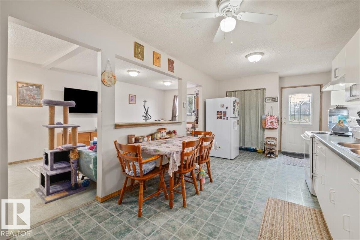 4411 209 Street Nw, Edmonton, AB - Indoor