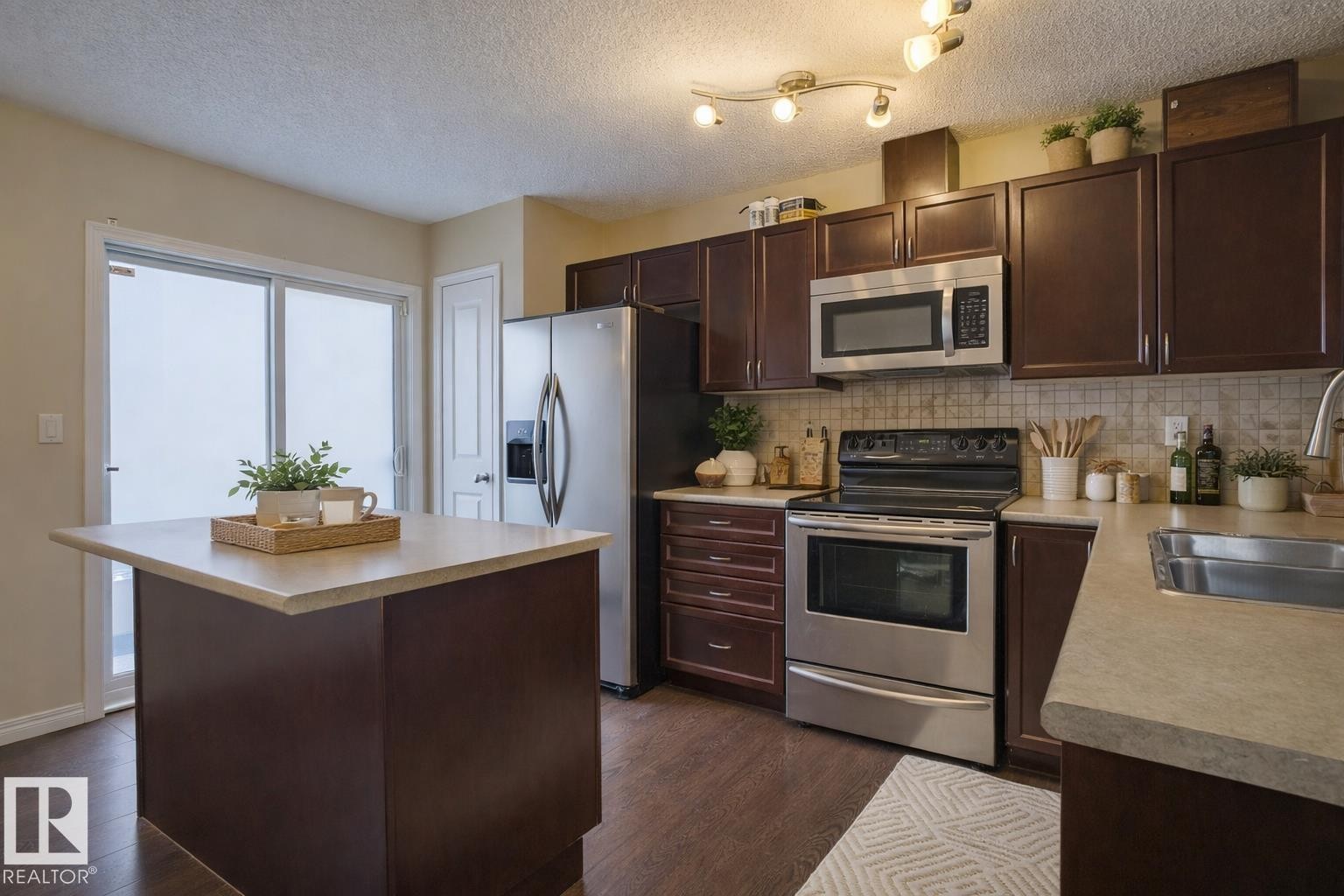 185 1804 70 Street Sw, Edmonton, AB - Indoor Photo Showing Kitchen With Double Sink