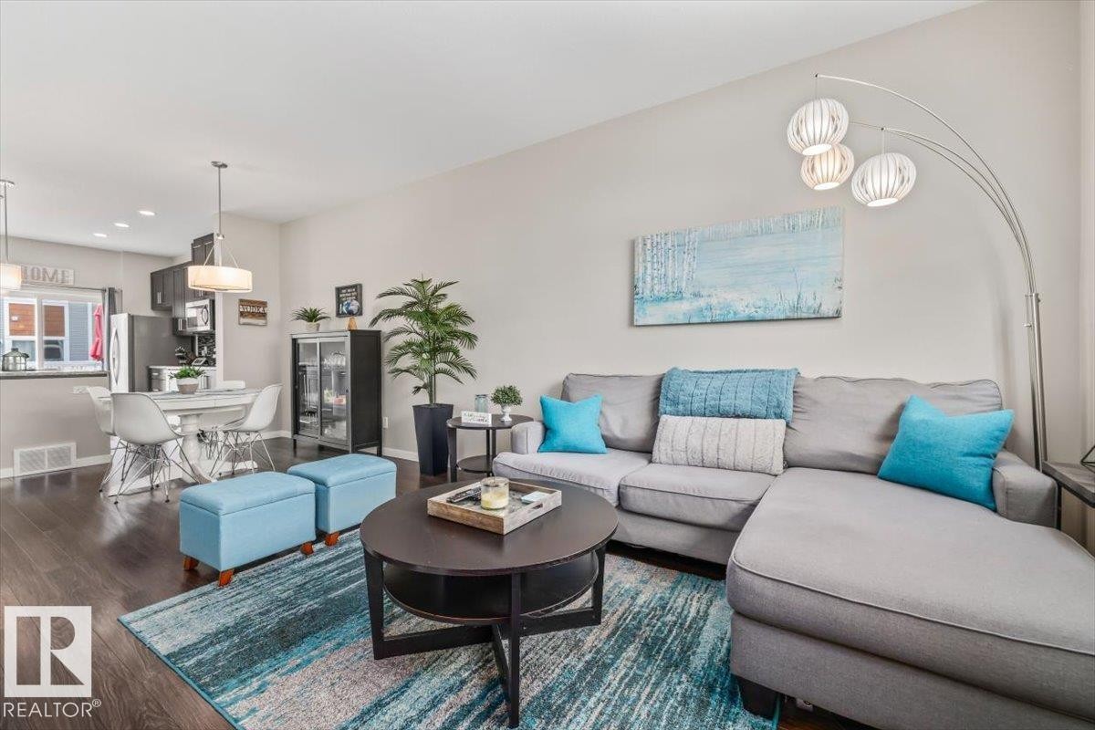 88 320 Secord Blvd, Edmonton, AB - Indoor Photo Showing Living Room