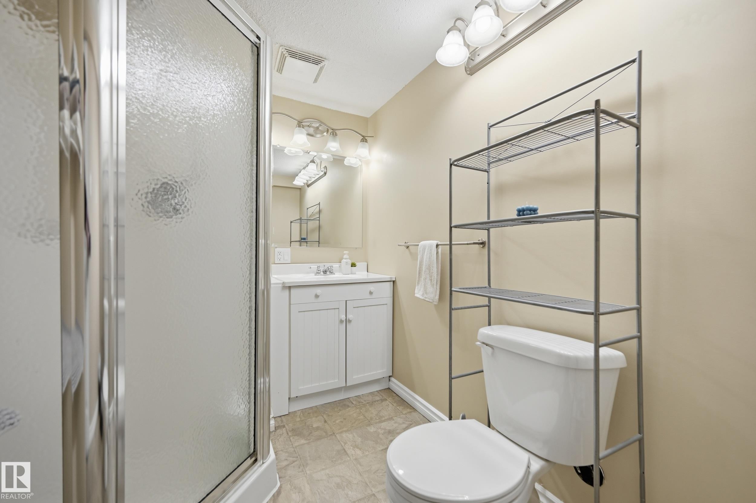 11337 76 Avenue Nw, Edmonton, AB - Indoor Photo Showing Bathroom