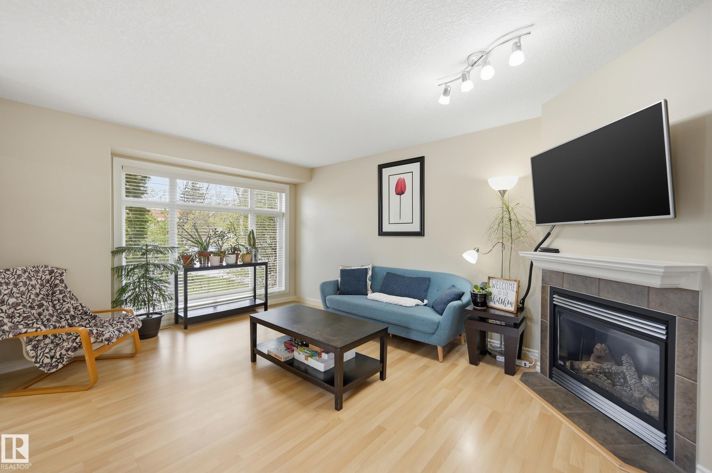 11337 76 Avenue Nw, Edmonton, AB - Indoor Photo Showing Living Room With Fireplace