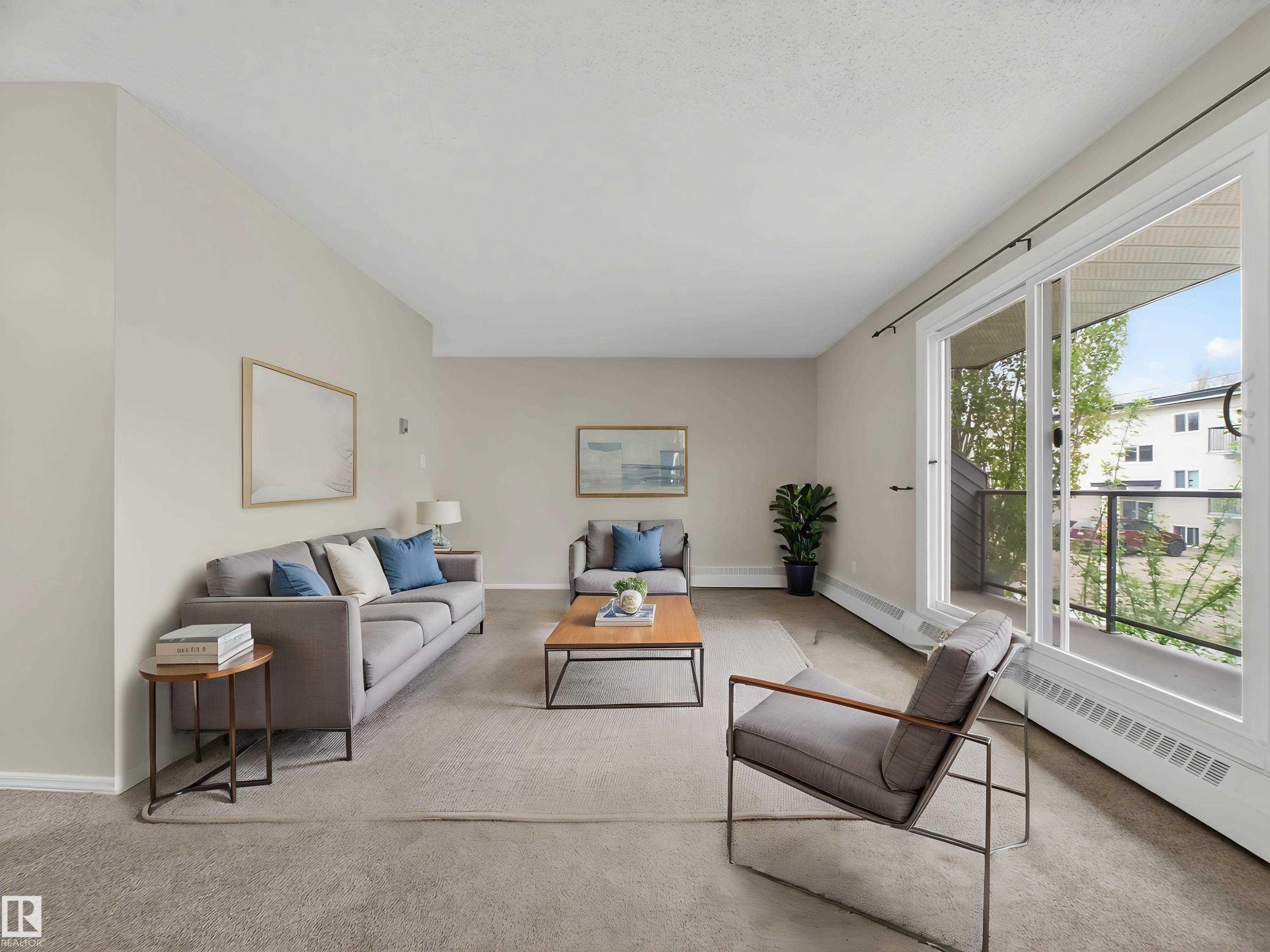 204 10731 84 Avenue, Edmonton, AB - Indoor Photo Showing Living Room