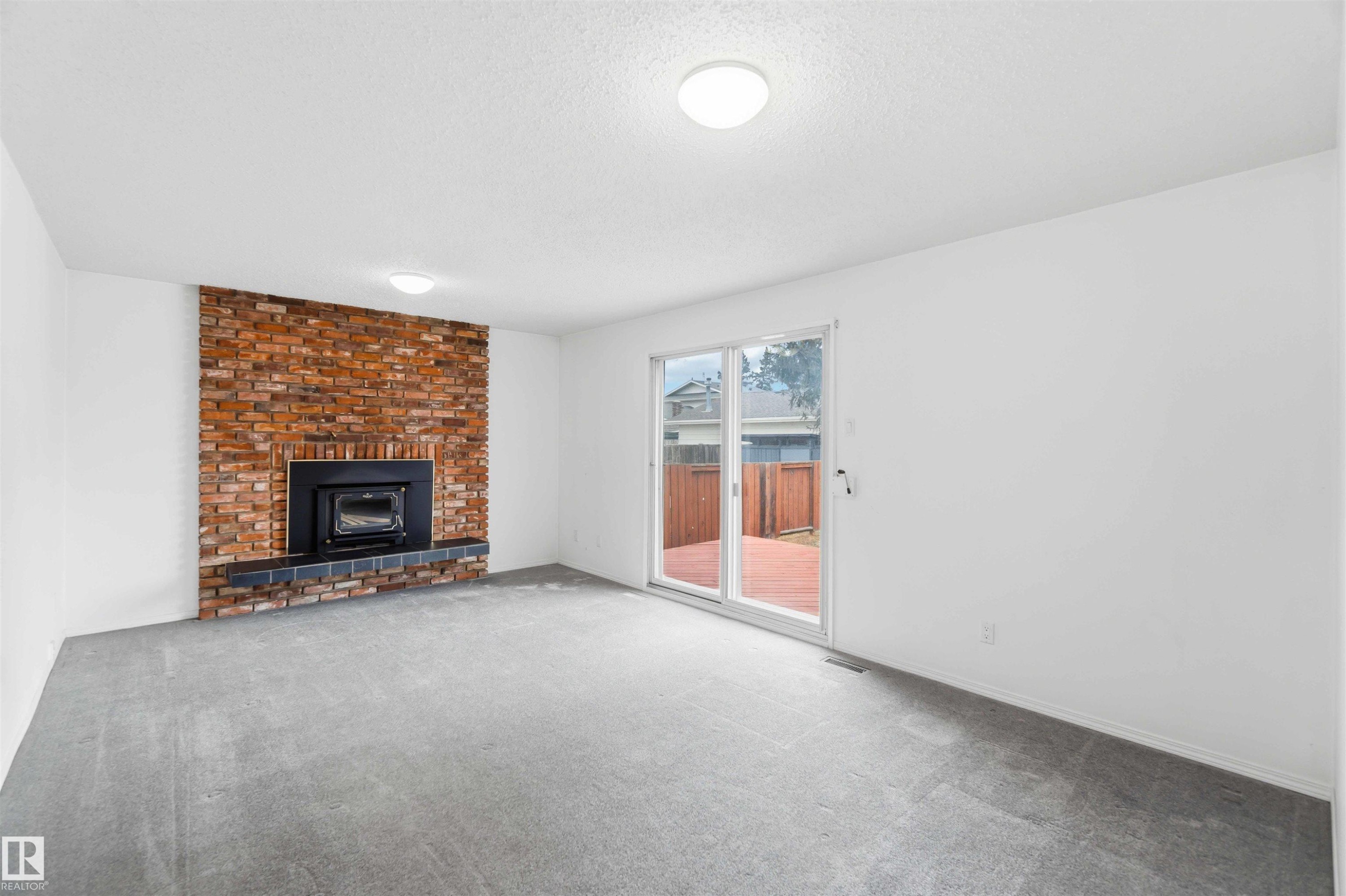 17919 94 Avenue, Edmonton, AB - Indoor Photo Showing Living Room With Fireplace