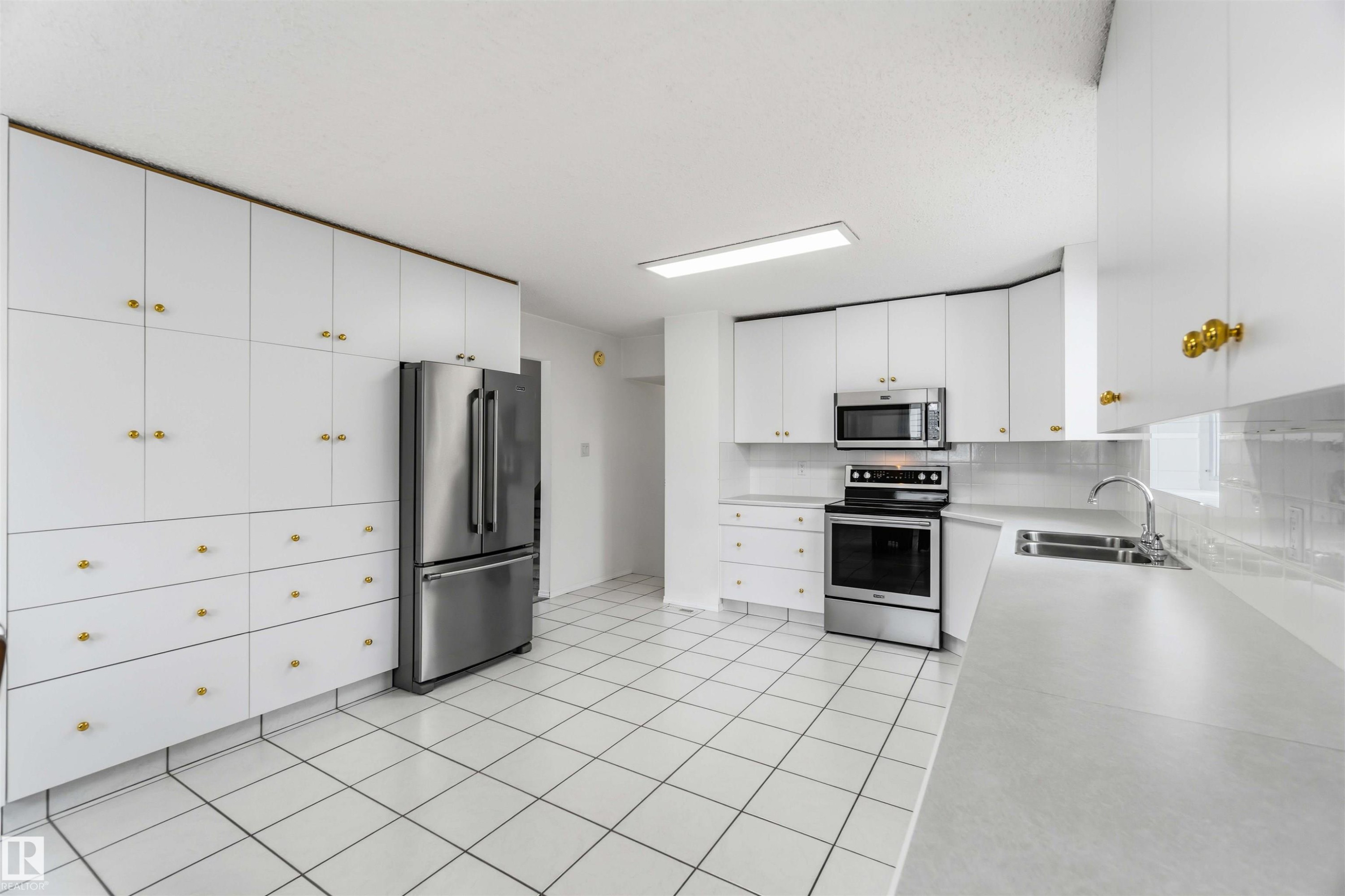17919 94 Avenue, Edmonton, AB - Indoor Photo Showing Kitchen With Double Sink