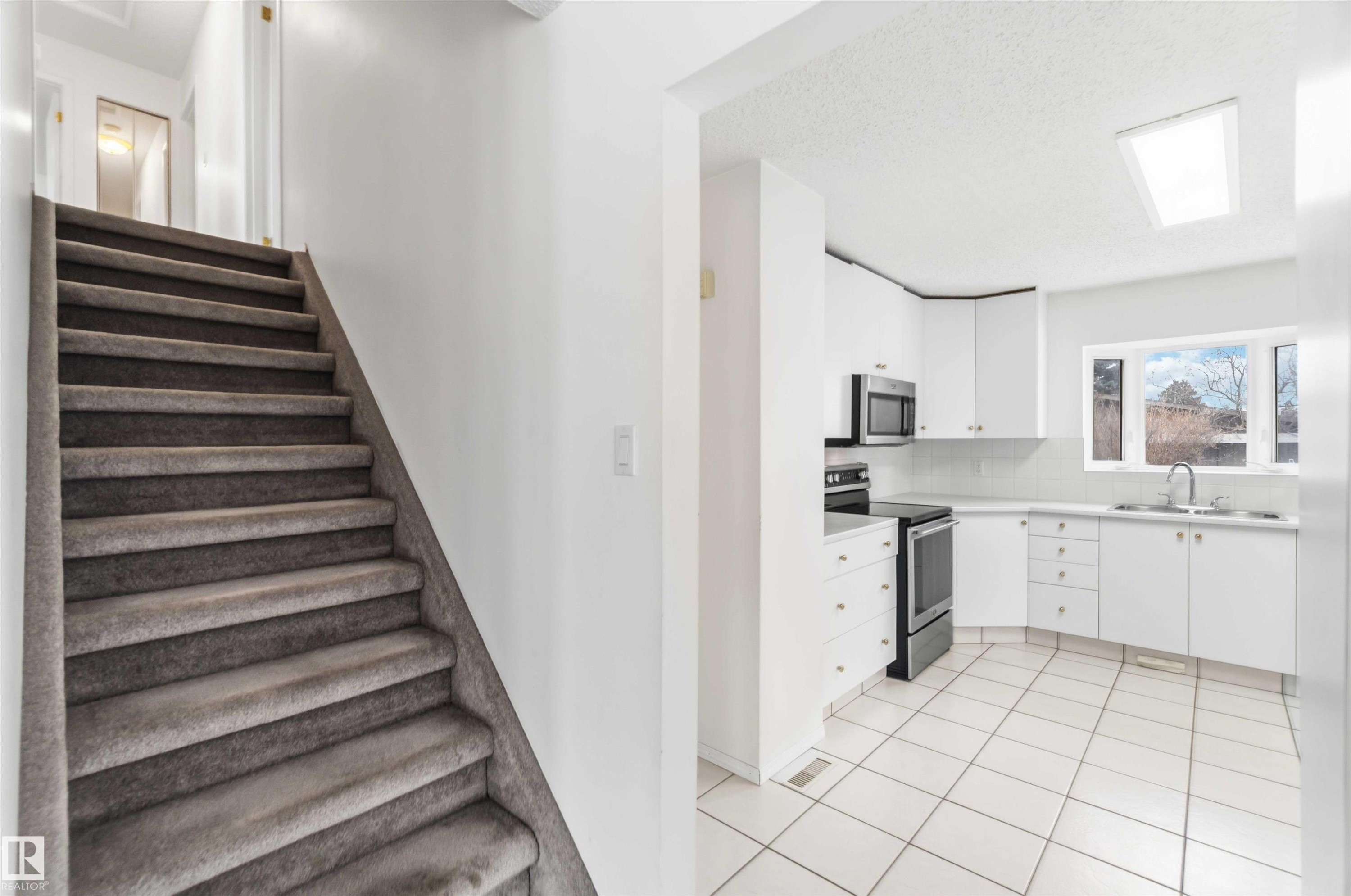 17919 94 Avenue, Edmonton, AB - Indoor Photo Showing Kitchen With Double Sink