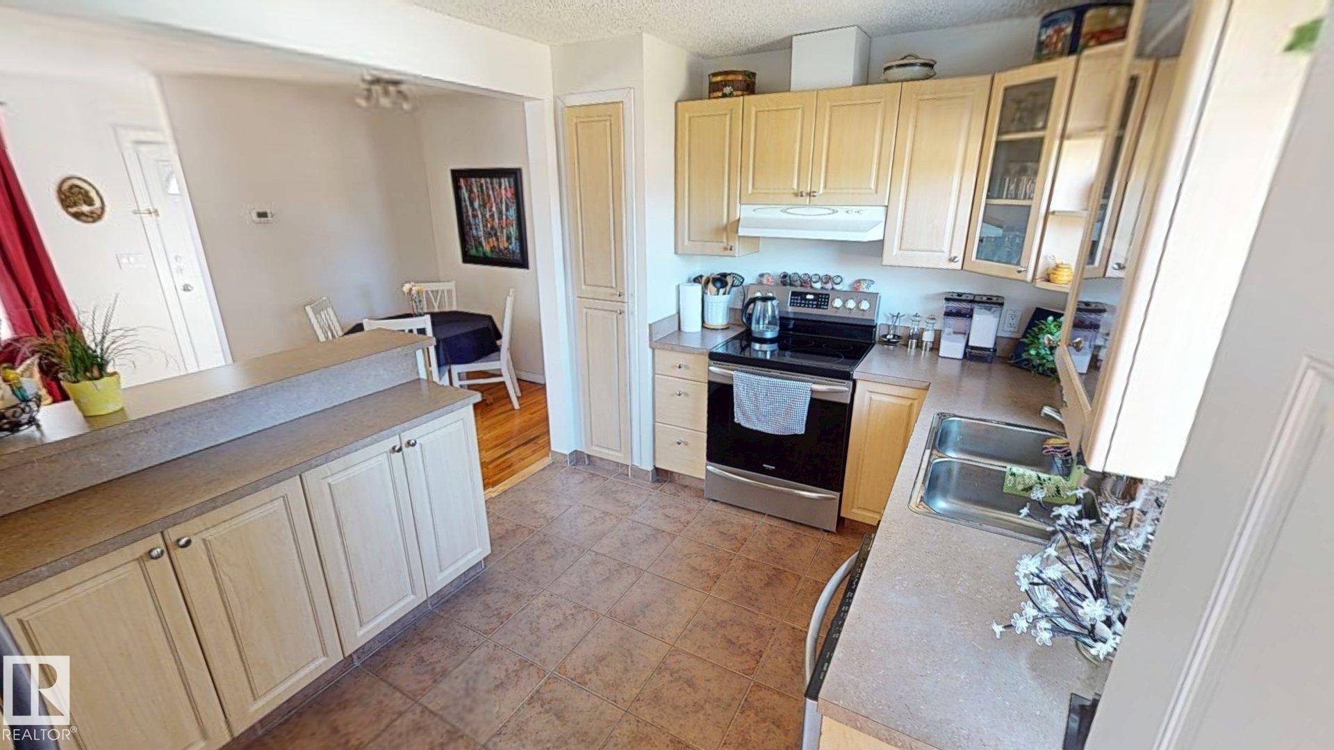 9650 86 Street, Edmonton, AB - Indoor Photo Showing Kitchen