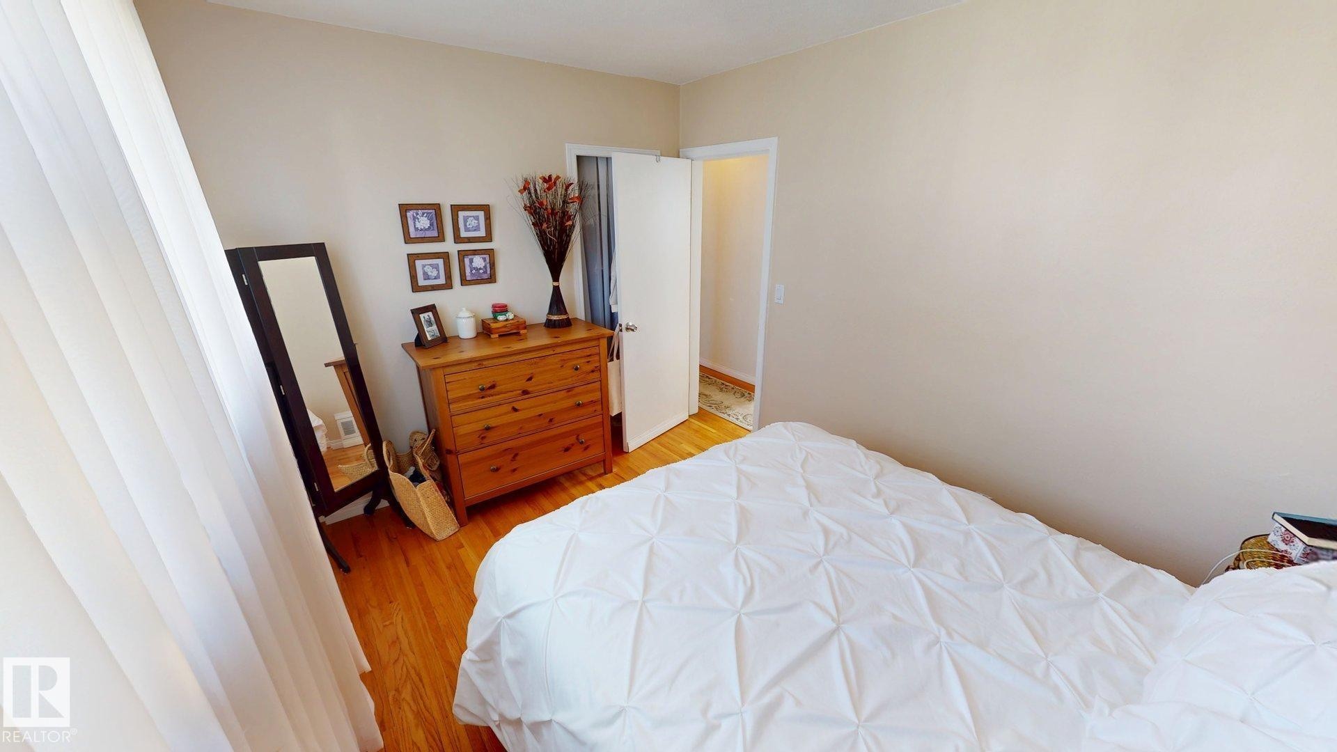 9650 86 Street, Edmonton, AB - Indoor Photo Showing Bedroom