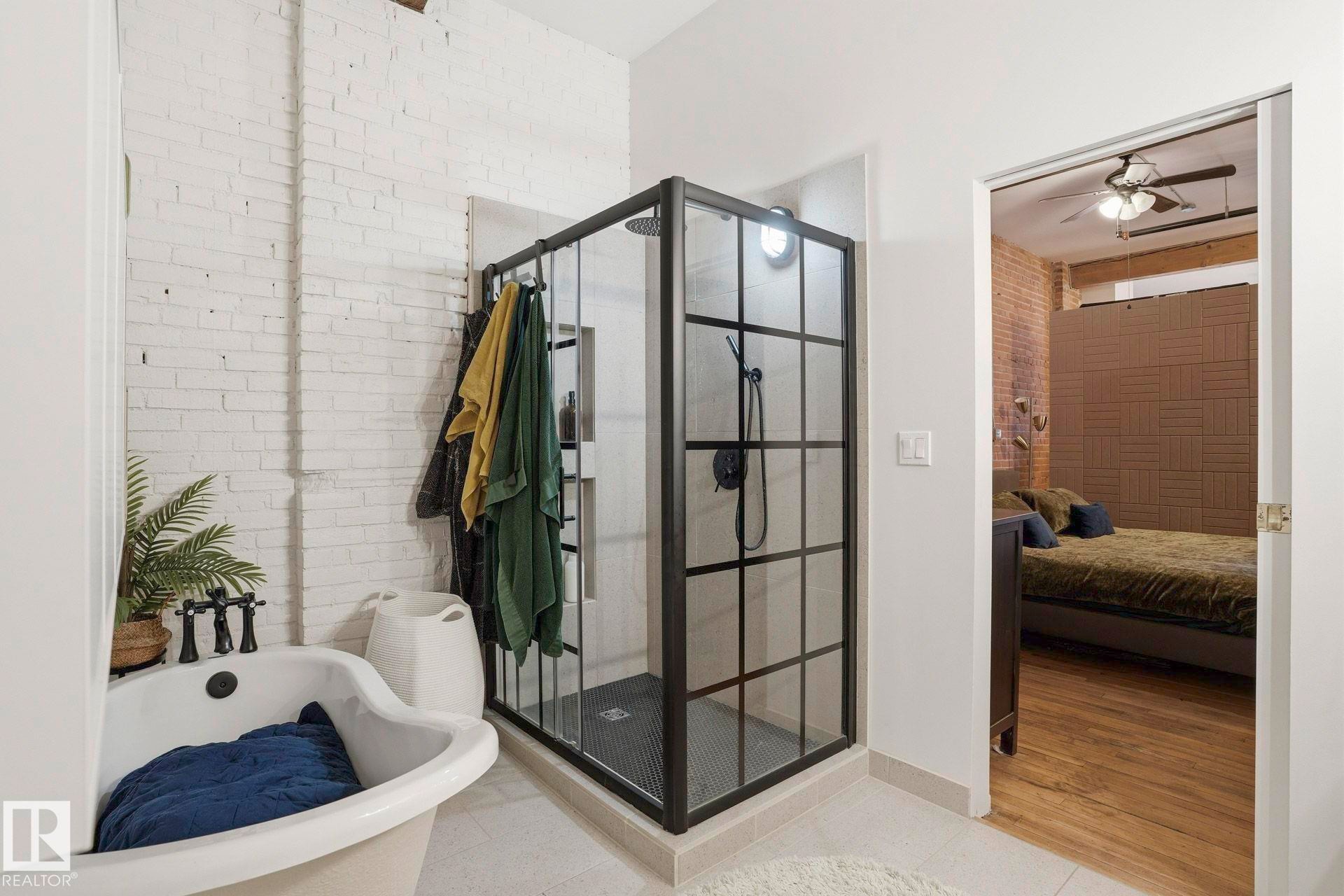 #102 10249 104 St Nw, Edmonton, AB - Indoor