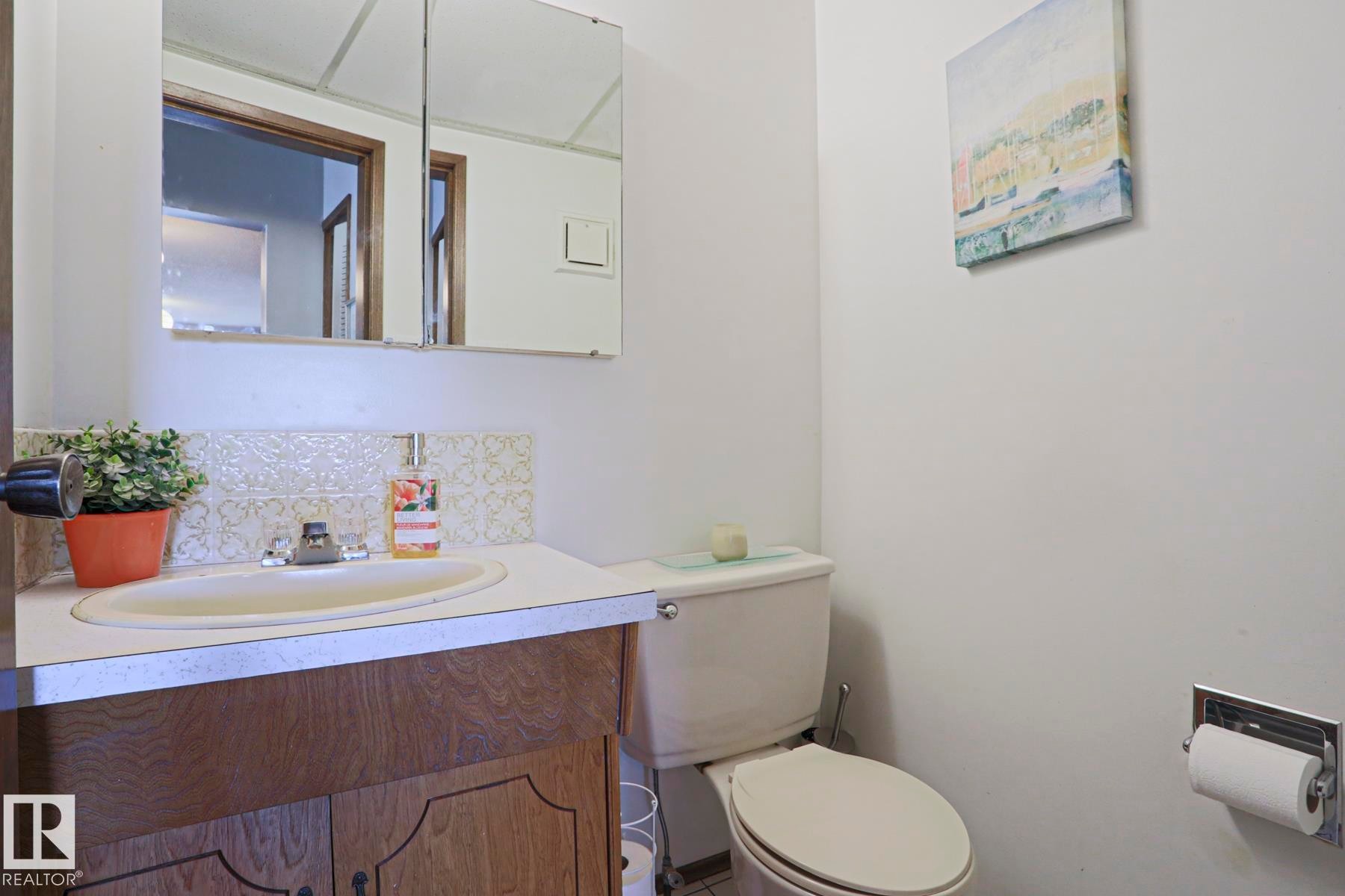 9324 80 Avenue, Edmonton, AB - Indoor Photo Showing Bathroom